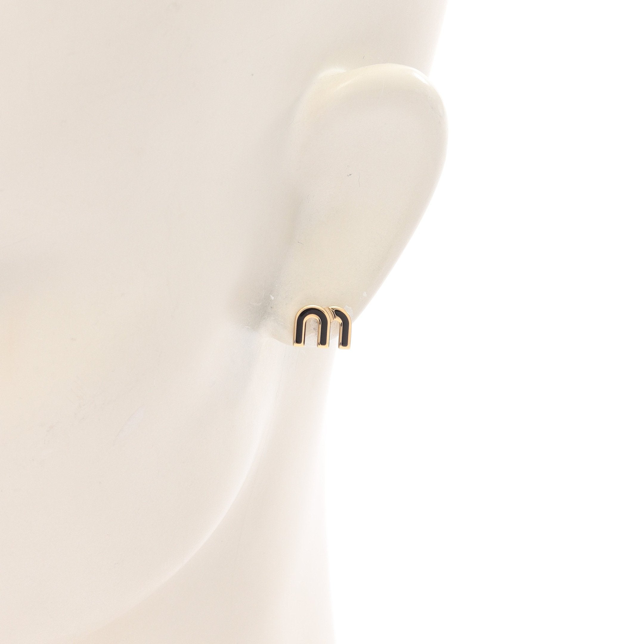 ピアス ロゴ GP エナメル ゴールド ブラック ミュウミュウ – RECLO