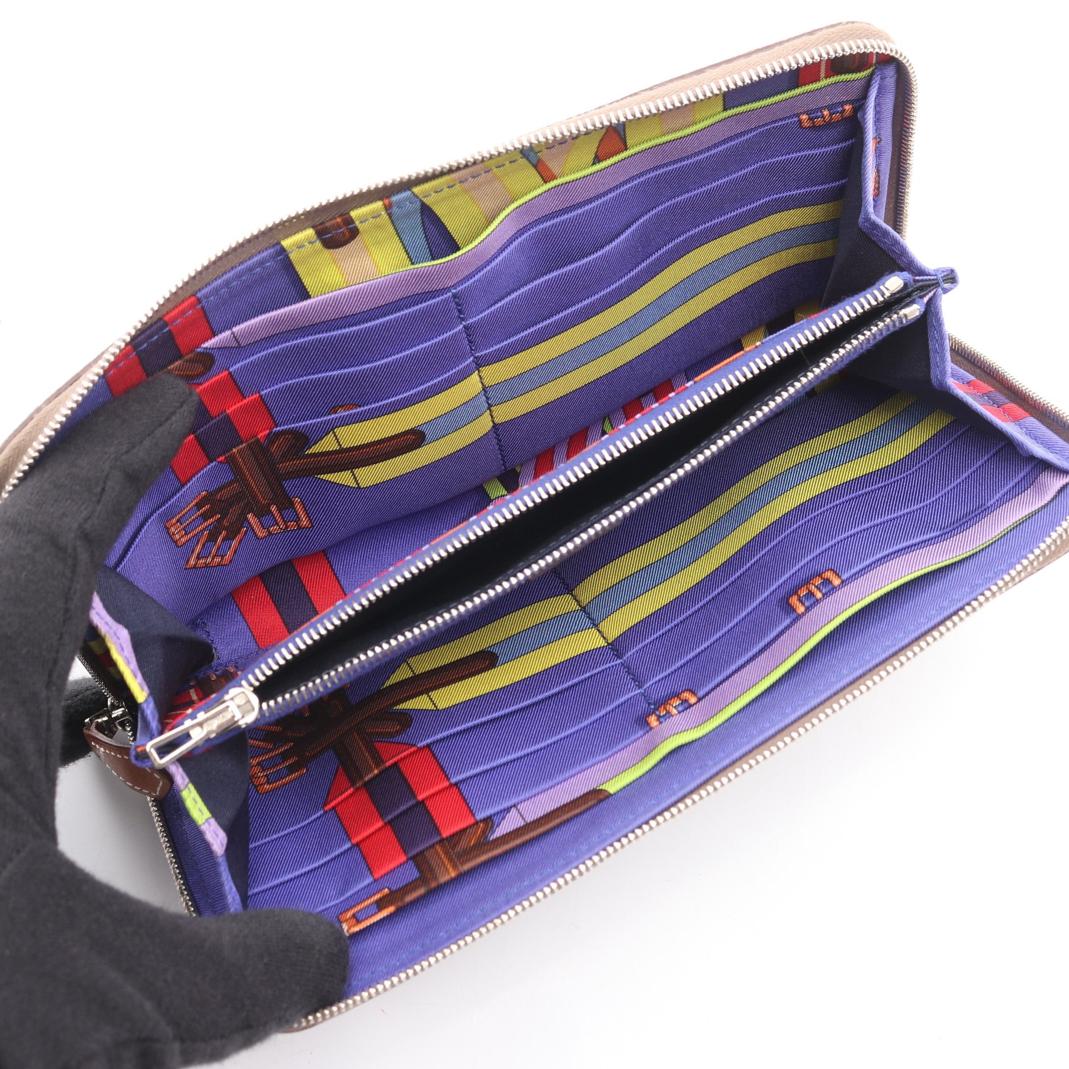 アザップロング シルクイン エトゥープ ラウンドファスナー長財布