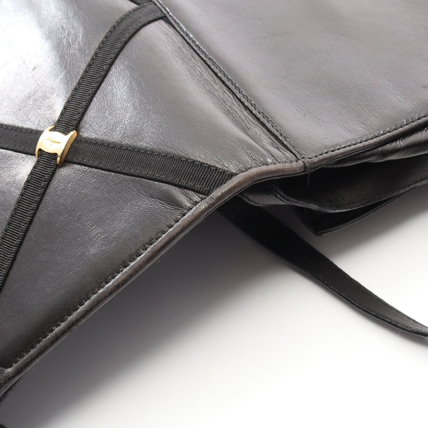 ヴァラ ショルダーバッグ レザー ブラック サルヴァトーレフェラガモ バッグ Salvatore Ferragamo