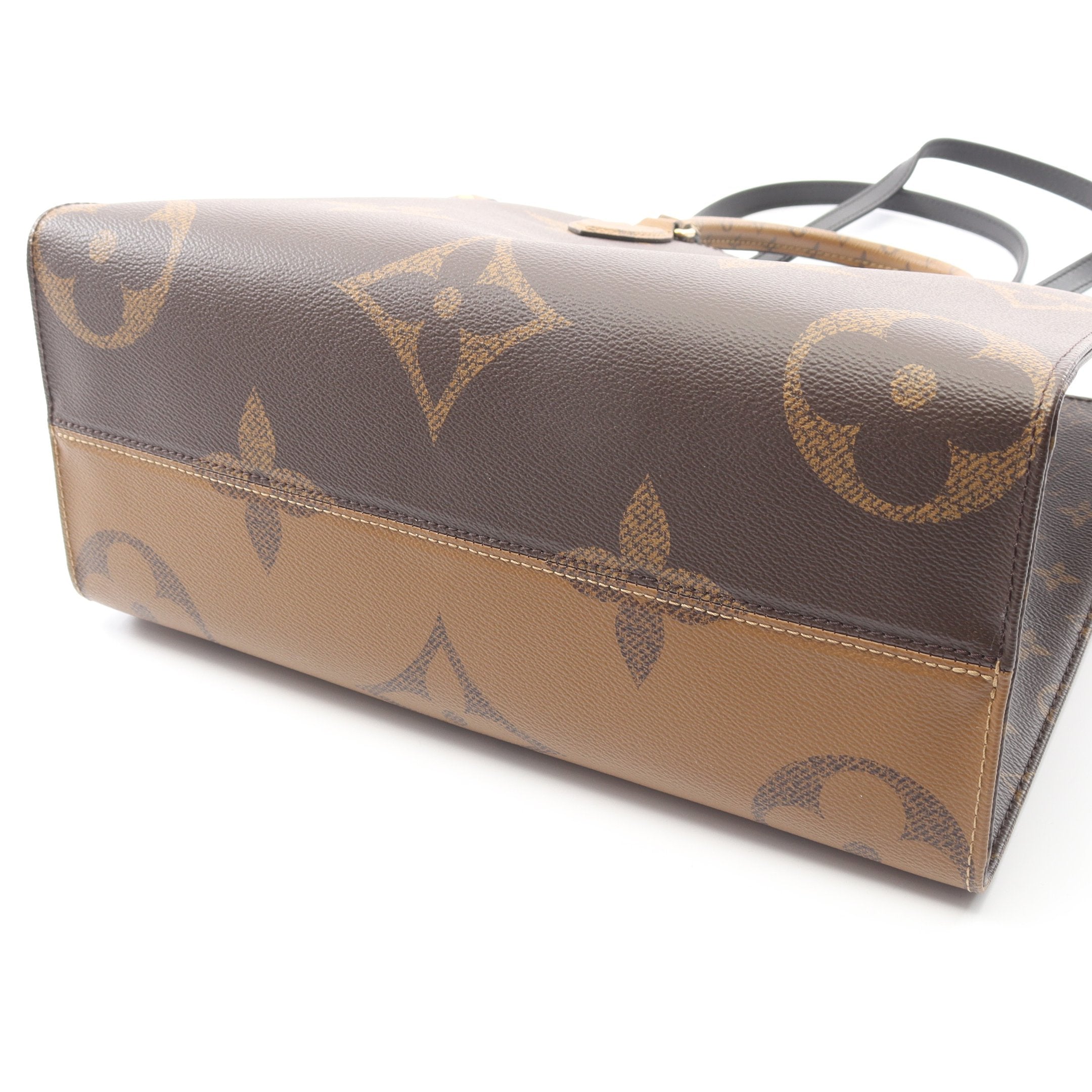 オンザゴーMM モノグラムジャイアント リバース ショルダーバッグ