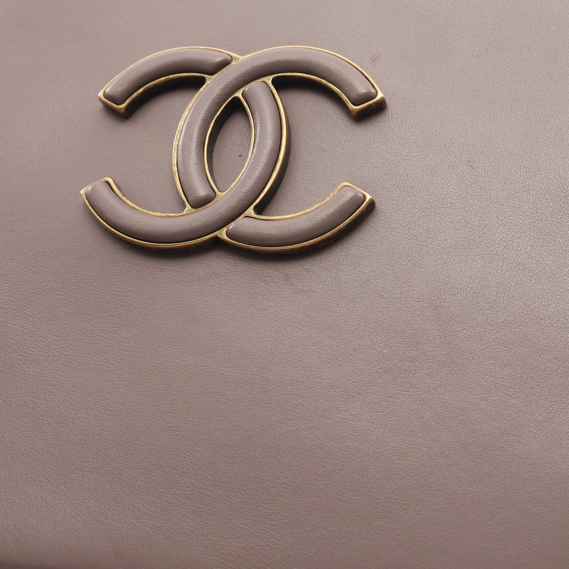マトラッセ チェーンショルダーバッグ レザー グレーブラウン アンティークゴールド金具 2WAY シャネル バッグ CHANEL