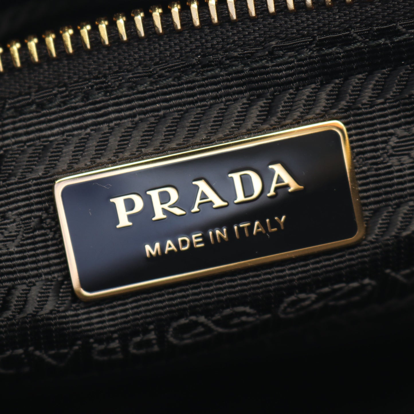 Re-Edition 1995 チェーンショルダーバッグ ナイロン サフィアーノレザー ブラック プラダ バッグ PRADA