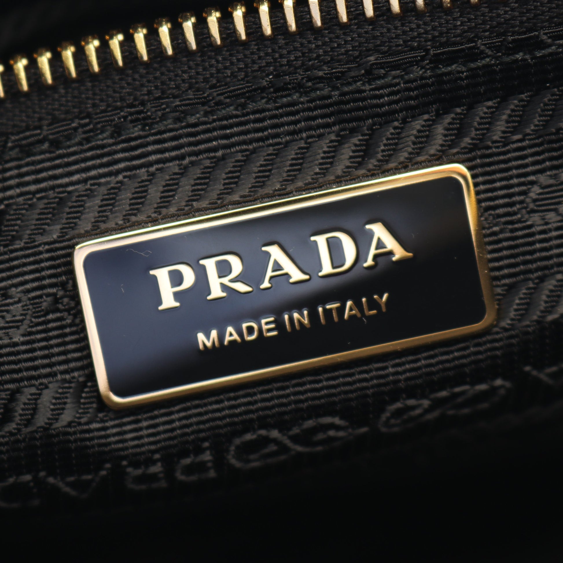 Re-Edition 1995 チェーンショルダーバッグ ナイロン サフィアーノレザー ブラック プラダ バッグ PRADA