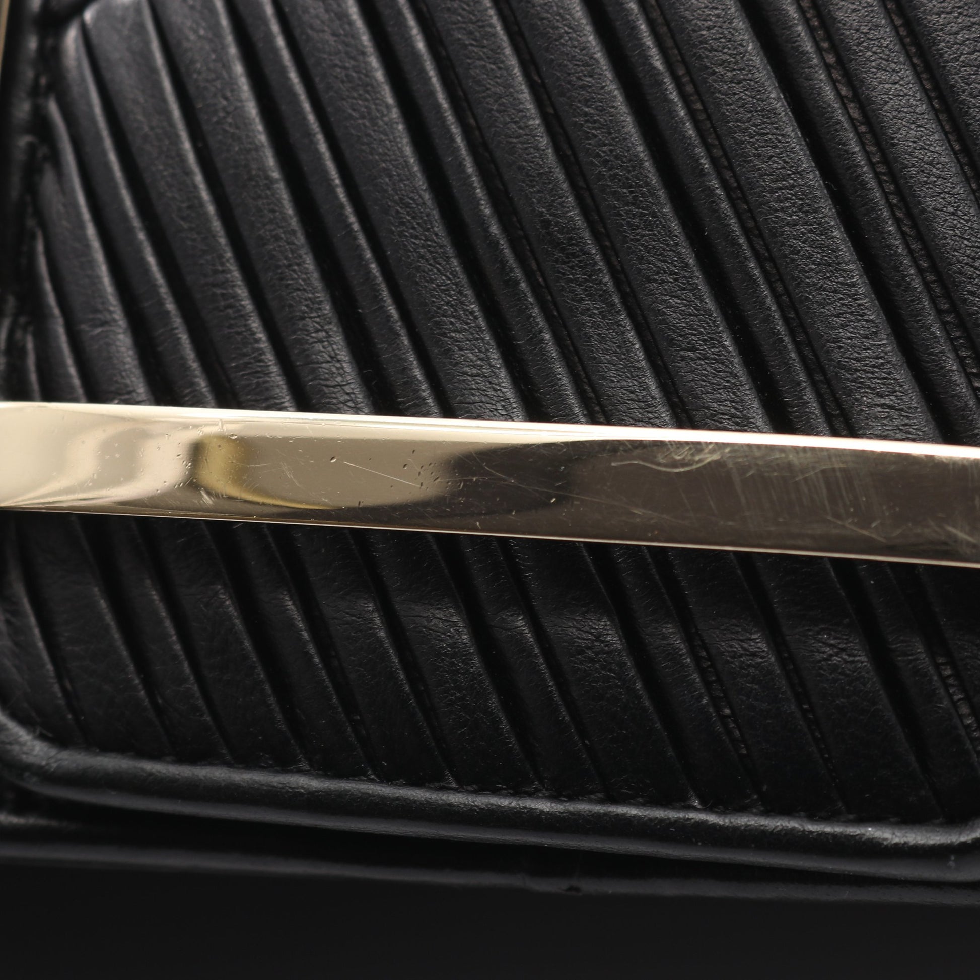 トレヴィヴィエ チェーンショルダーバッグ レザー ブラック ロジェヴィヴィエ バッグ Roger Vivier