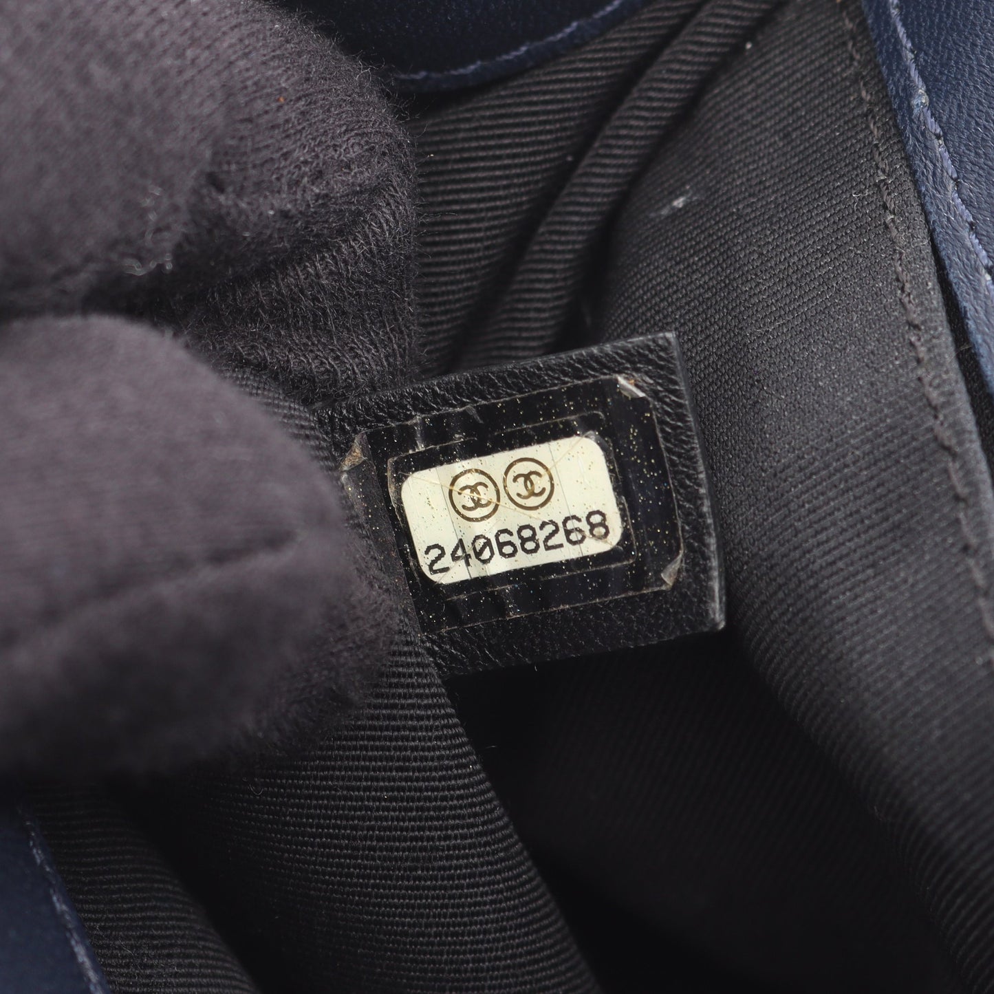 ボーイシャネル エンボスロゴ チェーンショルダーバッグ ラムスキン ネイビー ブラック ブラック金具 シャネル バッグ CHANEL
