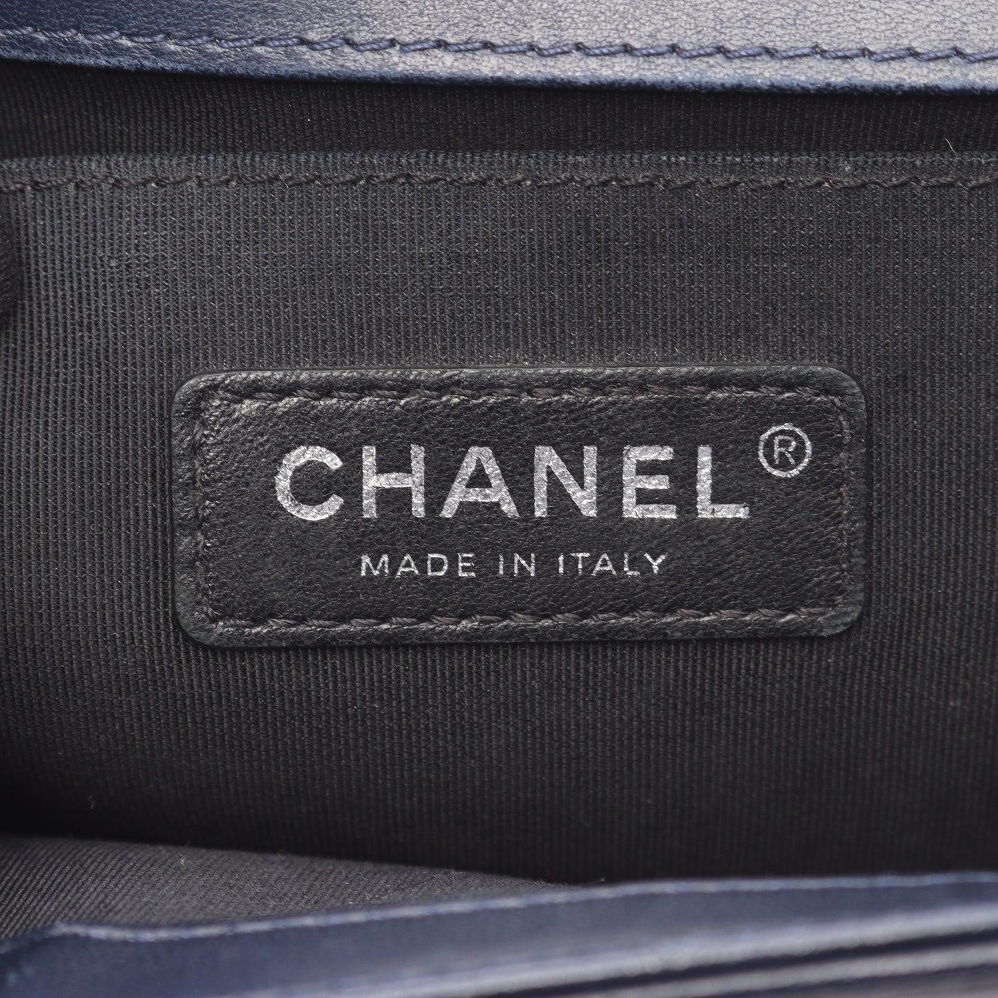 ボーイシャネル エンボスロゴ チェーンショルダーバッグ ラムスキン ネイビー ブラック ブラック金具 シャネル バッグ CHANEL