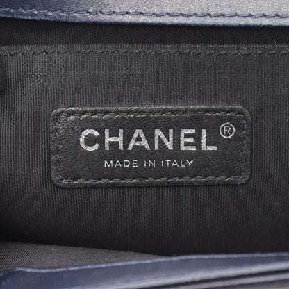 ボーイシャネル エンボスロゴ チェーンショルダーバッグ ラムスキン ネイビー ブラック ブラック金具 シャネル バッグ CHANEL