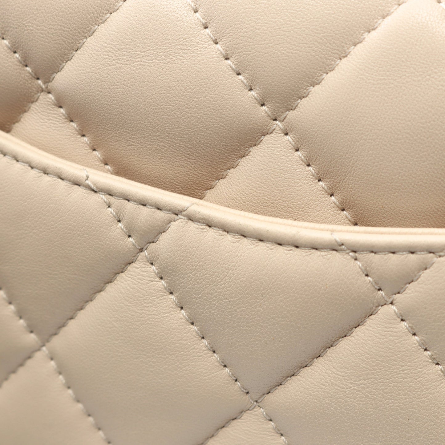 マトラッセ スモールフラップバッグ チェーンショルダーバッグ ラムスキン ライトベージュ ゴールド金具 シャネル バッグ CHANEL