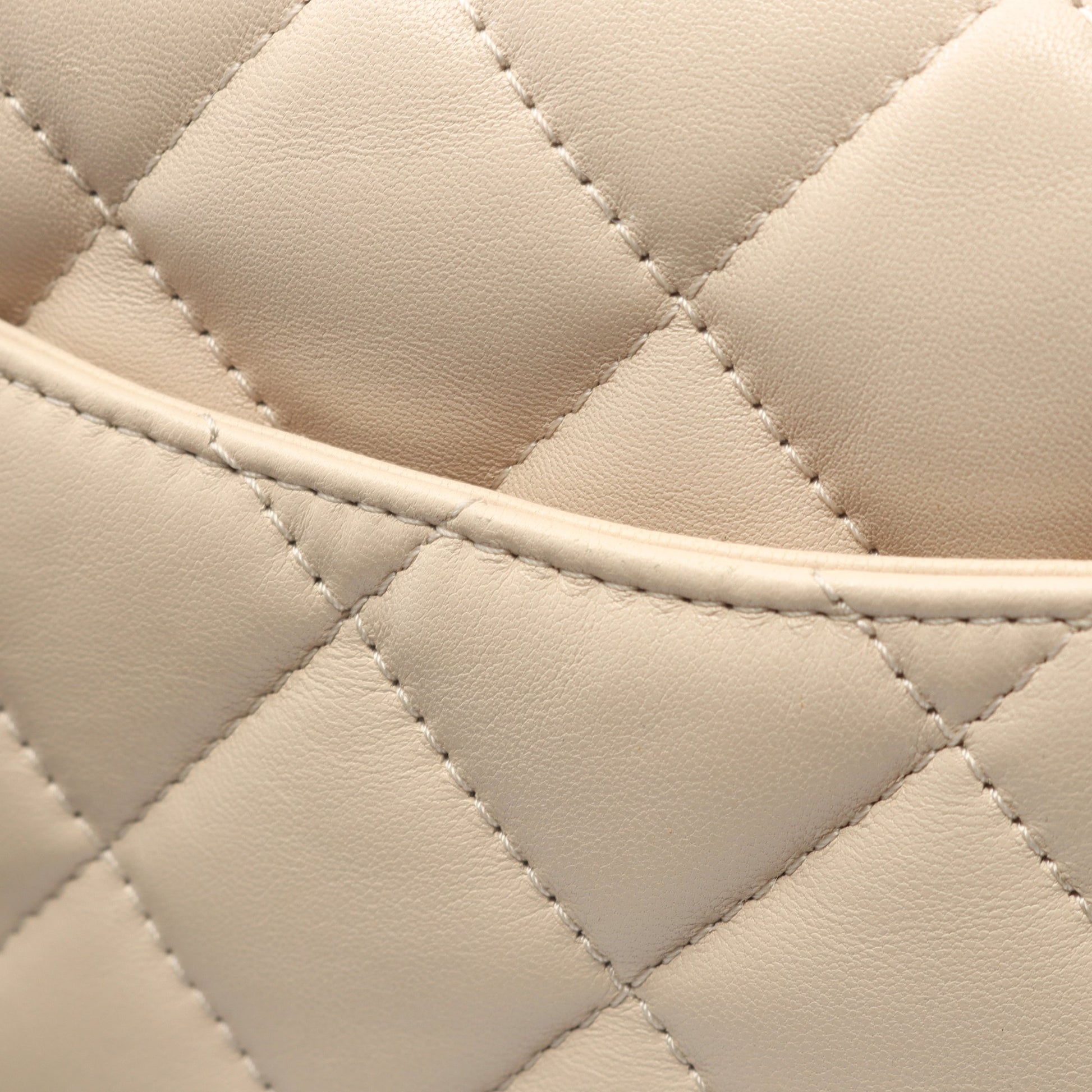 マトラッセ スモールフラップバッグ チェーンショルダーバッグ ラムスキン ライトベージュ ゴールド金具 シャネル バッグ CHANEL