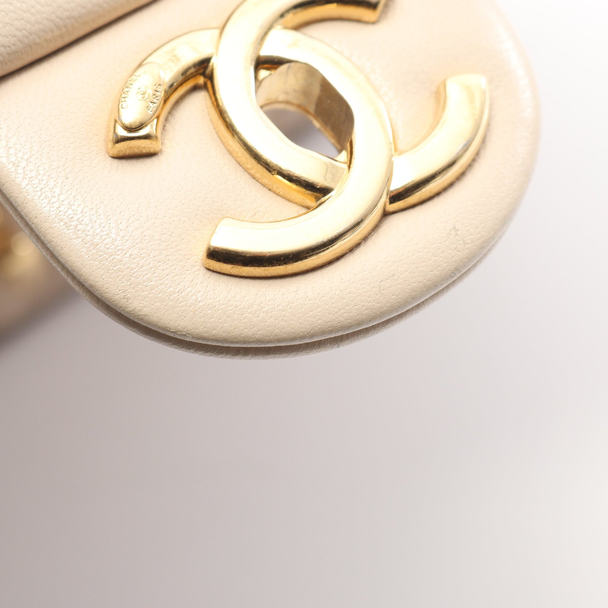 マトラッセ スモールフラップバッグ チェーンショルダーバッグ ラムスキン ライトベージュ ゴールド金具 シャネル バッグ CHANEL
