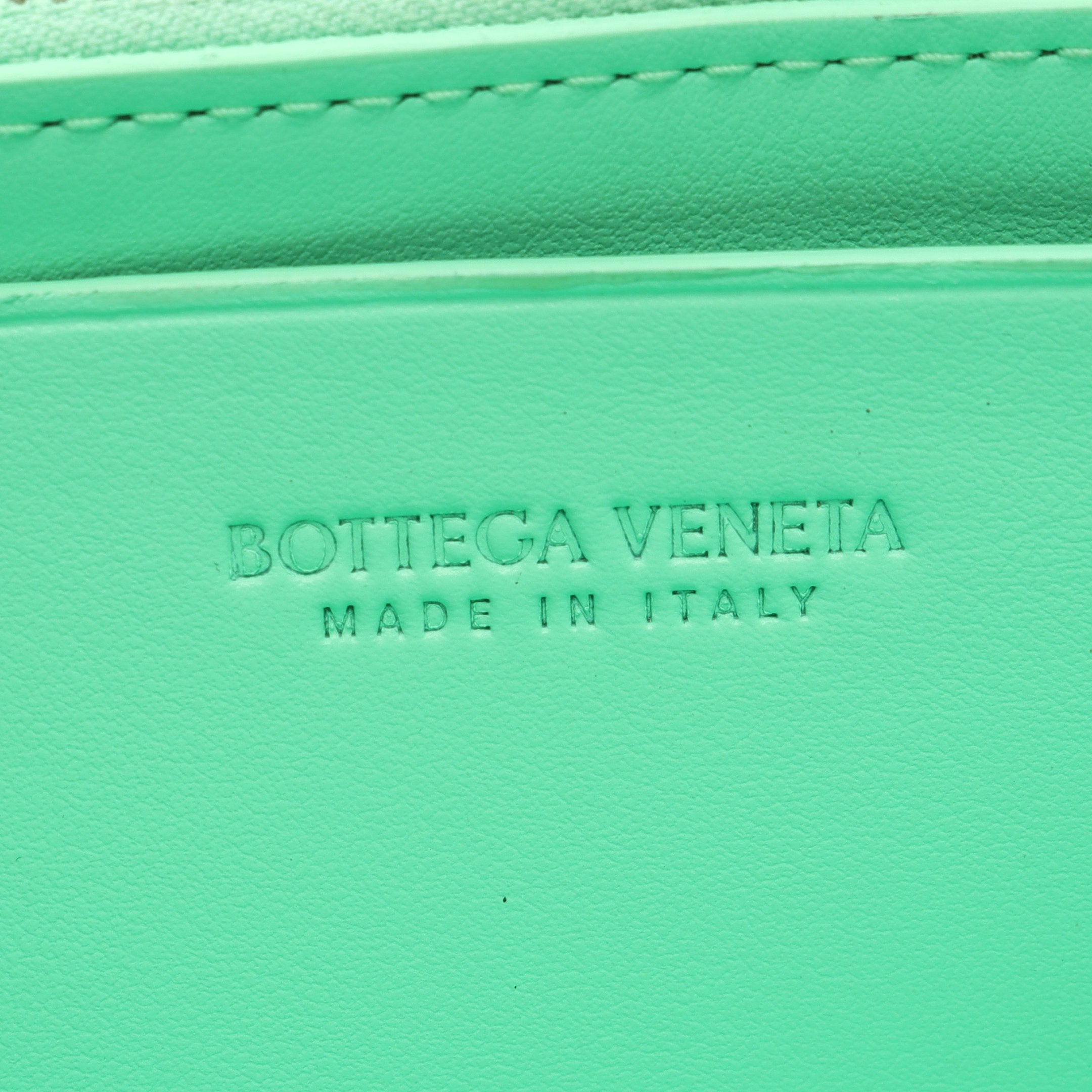 BOTTEGA VENETA(ボッテガヴェネタ) 長財布 イントレチャート グリーン レザー ボッテガヴェネタ イントレチャート グリーン レザー ラウンド