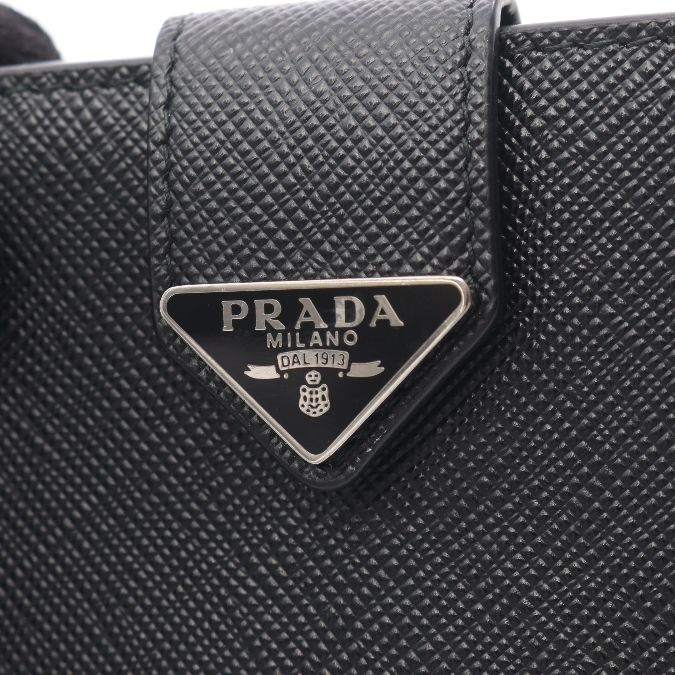 極美品 現行 プラダ ケース 三角ロゴ レザー サフィアーノ ブラック 極美品プラダ PRADA サフィアーノレザー 三角ロゴ カードケース 黒 二