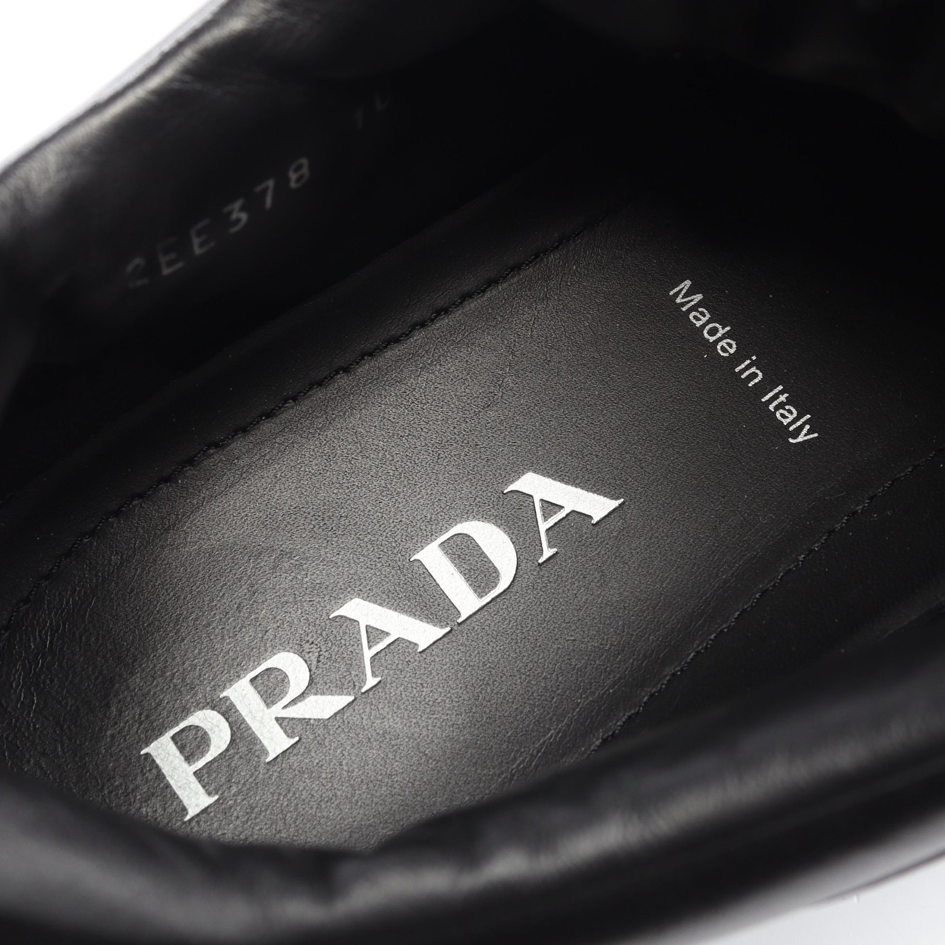 スニーカー レザー ブラック ホワイト 三角プレート プラダ シューズ PRADA