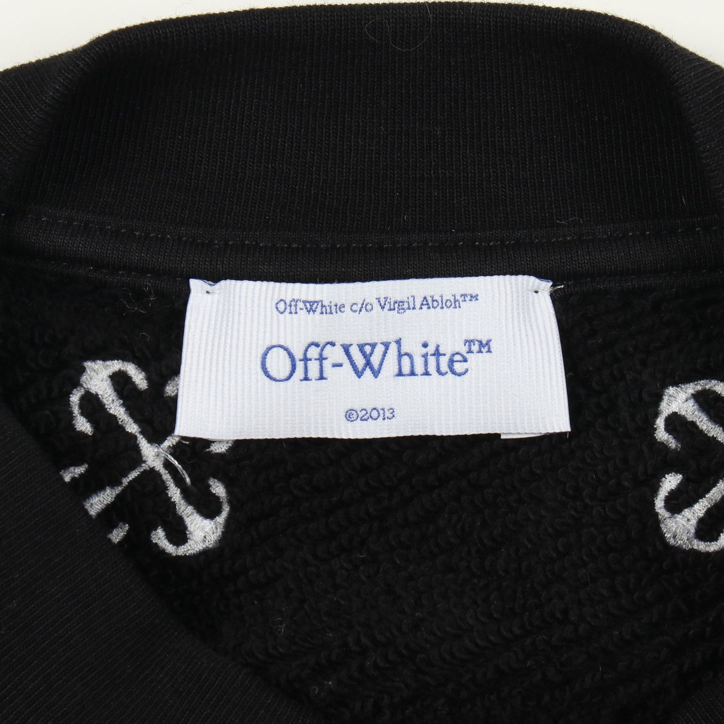 クロップド スウェットシャツ クルーネック ロゴ総柄 コットン ブラック オフホワイト トップス OFF-WHITE
