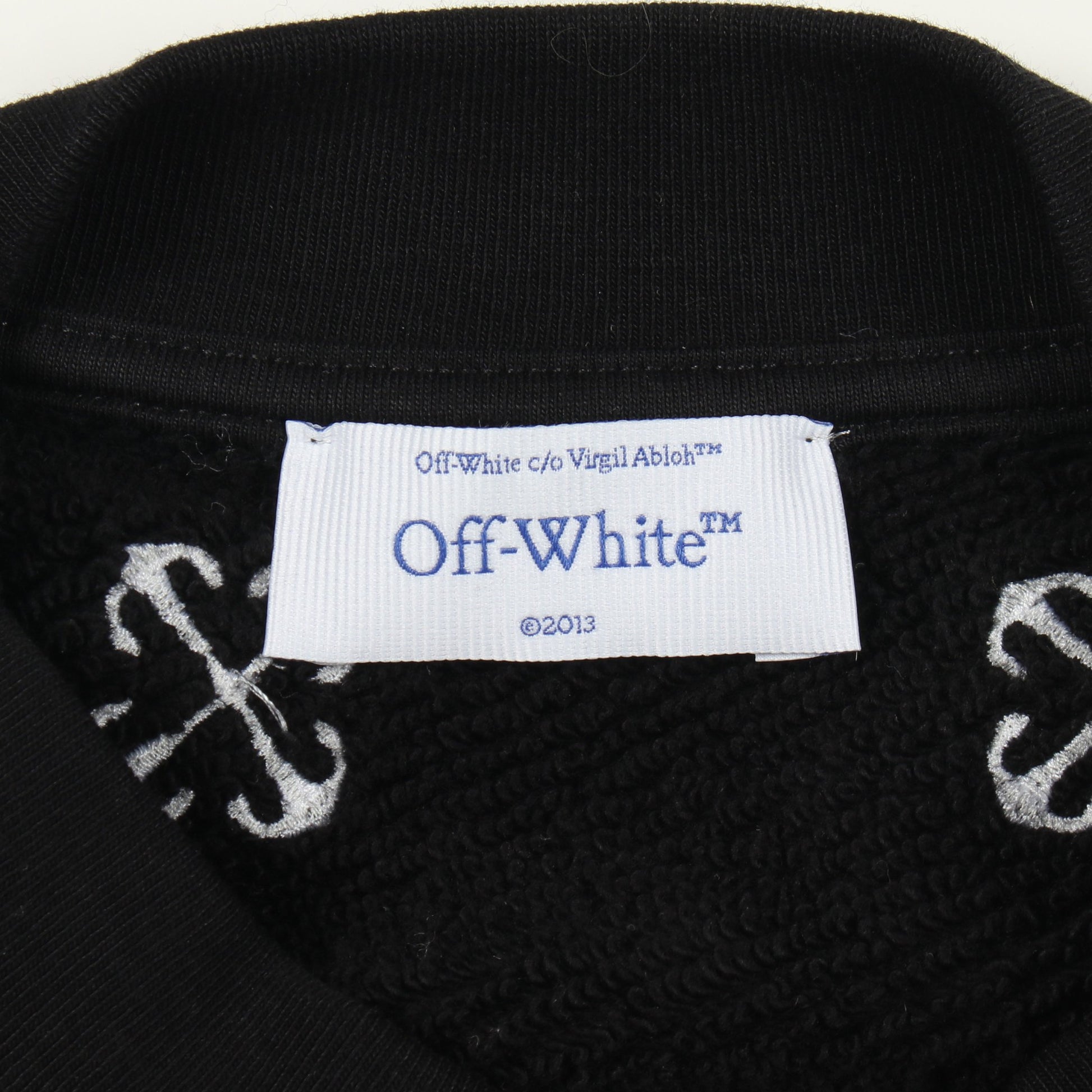 クロップド スウェットシャツ クルーネック ロゴ総柄 コットン ブラック オフホワイト トップス OFF-WHITE