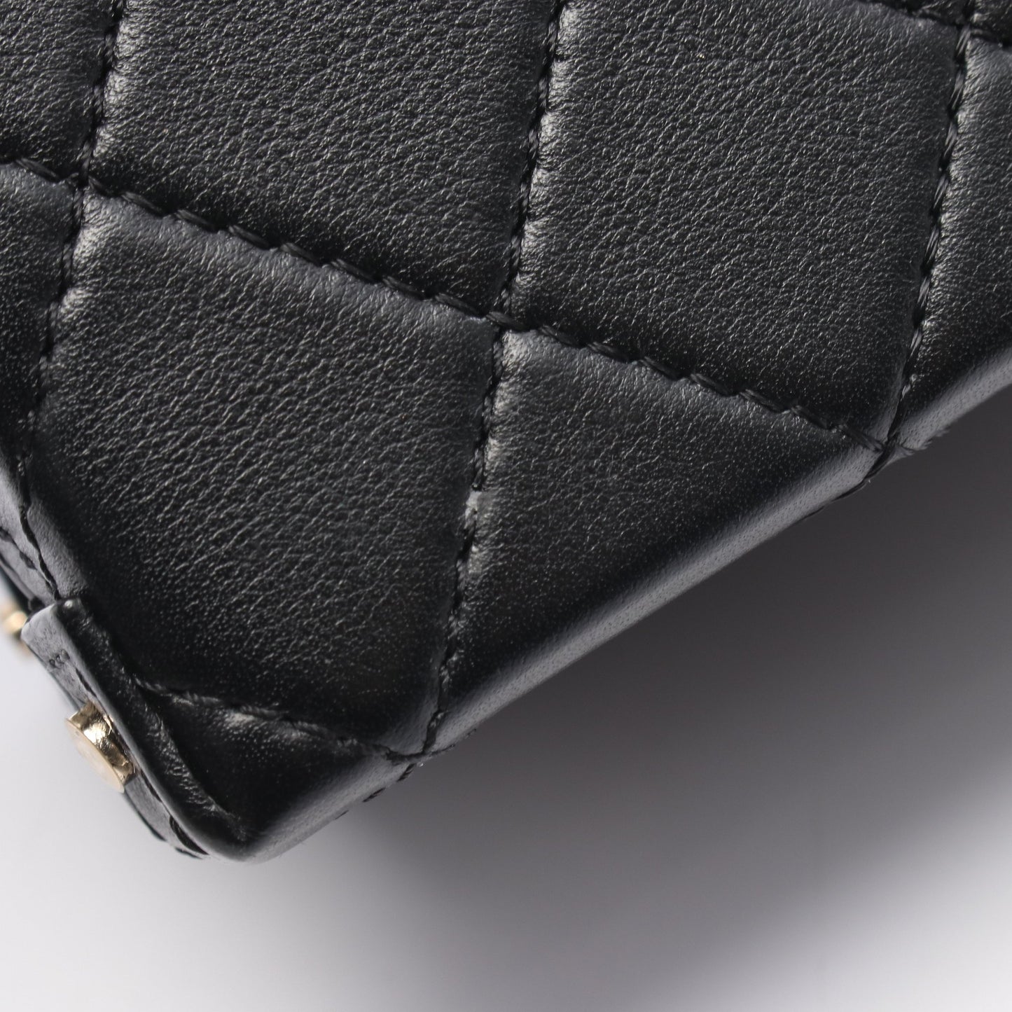 スモール ヴァニティケース マトラッセ チェーンショルダーバッグ ラムスキン ブラック ゴールド金具 シャネル バッグ CHANEL