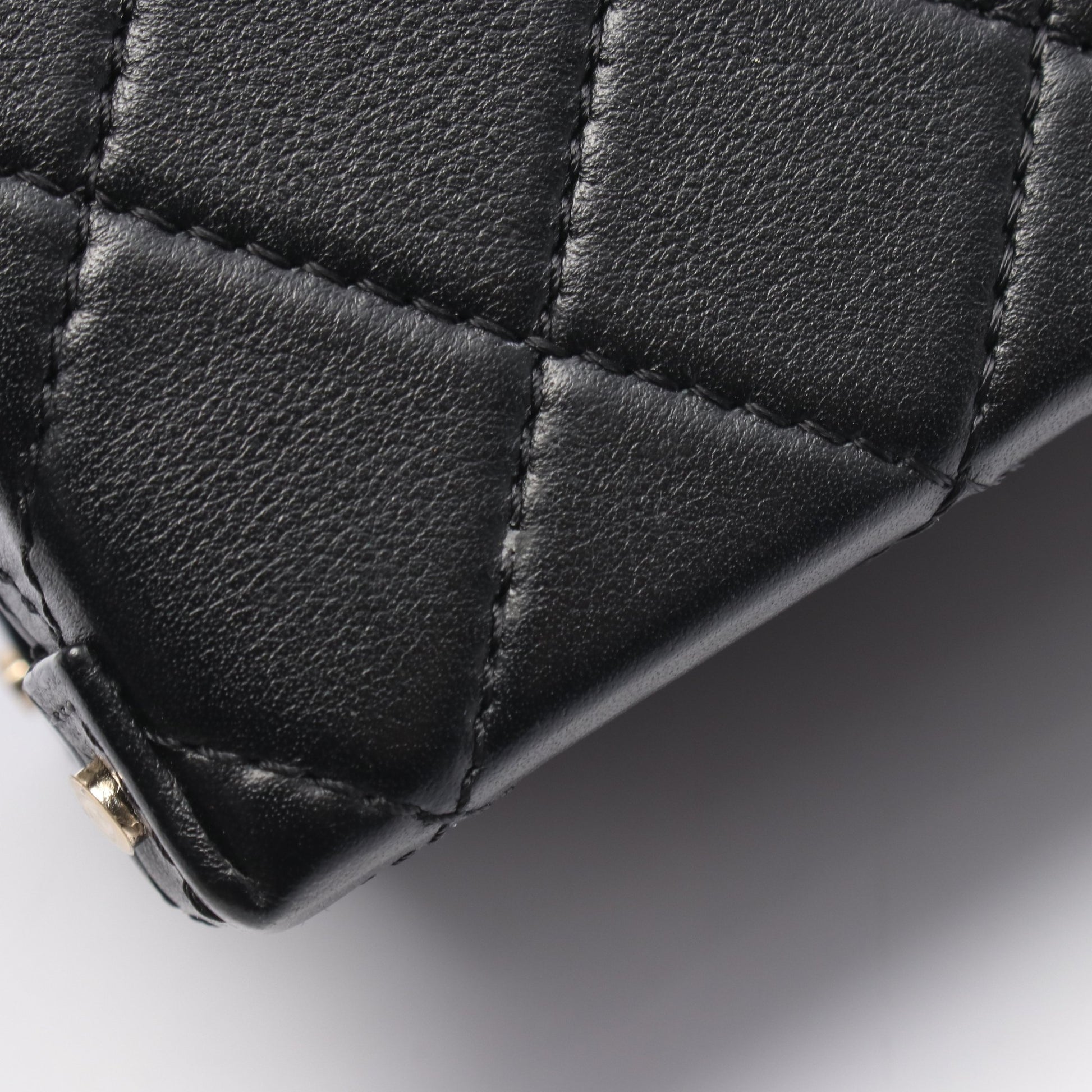 スモール ヴァニティケース マトラッセ チェーンショルダーバッグ ラムスキン ブラック ゴールド金具 シャネル バッグ CHANEL