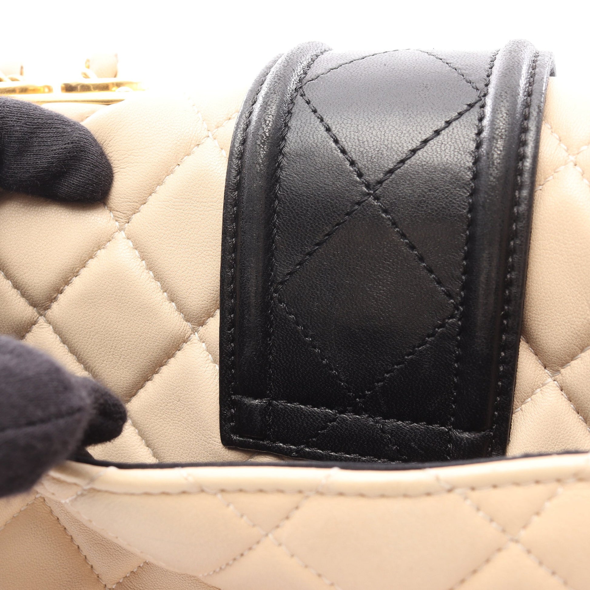 マトラッセ チェーンショルダーバッグ ラムスキン ブラック ベージュ ゴールド金具 シャネル バッグ CHANEL