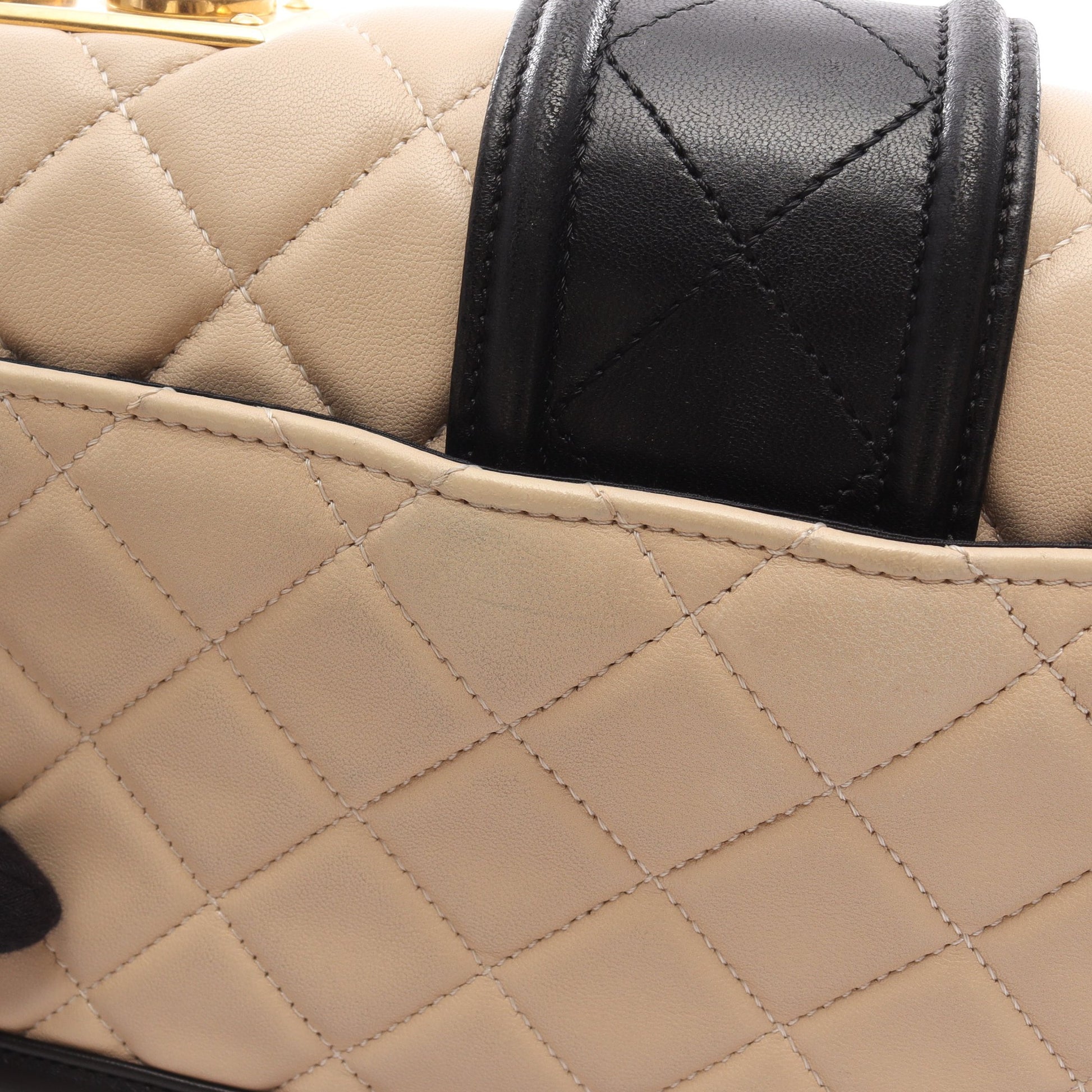 マトラッセ チェーンショルダーバッグ ラムスキン ブラック ベージュ ゴールド金具 シャネル バッグ CHANEL