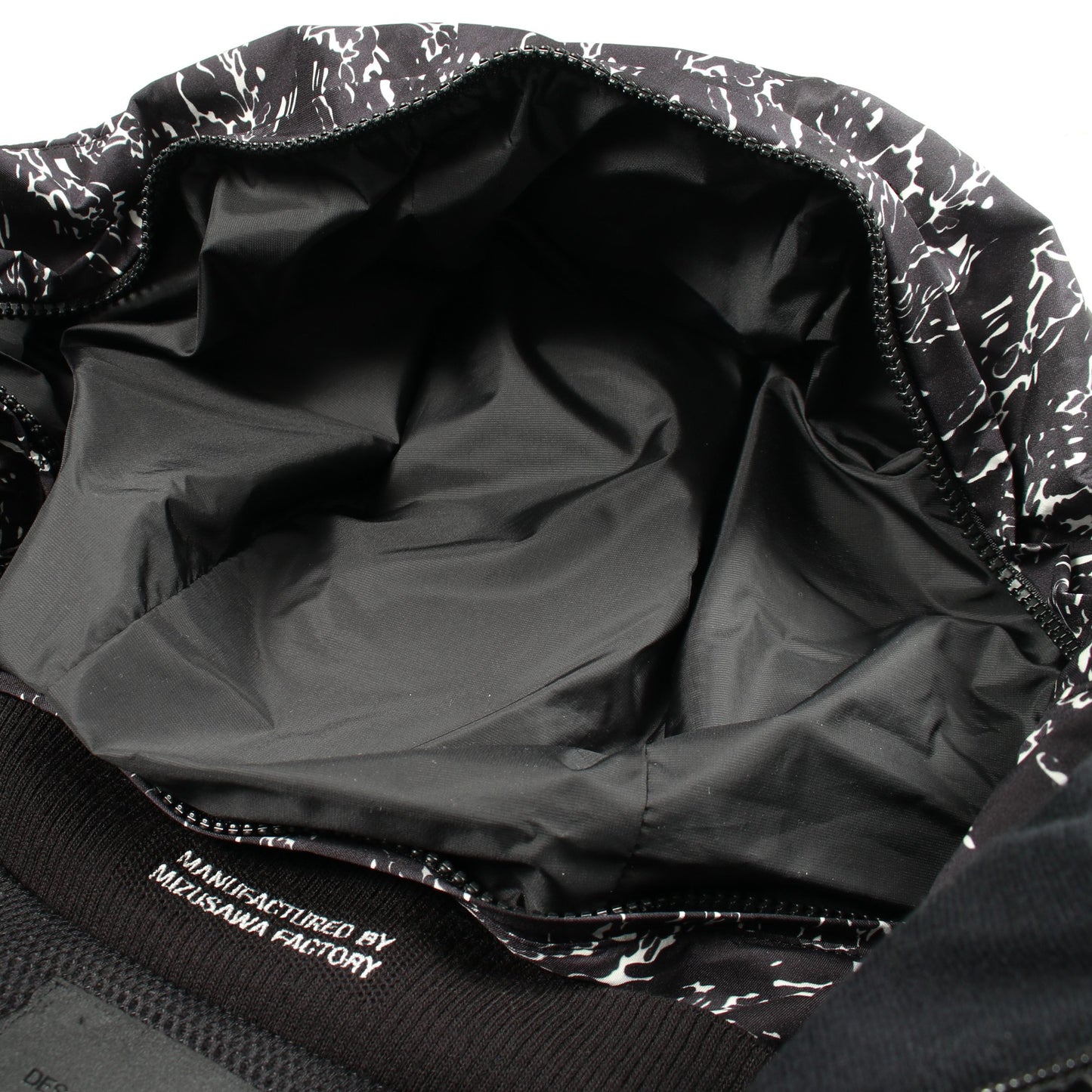 DESCENTE ALLTERRAIN/水沢ダウン × atmos MOUNTAINEER ダウンジャケット カモフラージュ ナイロン ブラック フード付き デサント オルテライン/ミズサワダウン アウター DESCENTE ALLTERRAIN/水沢ダウン