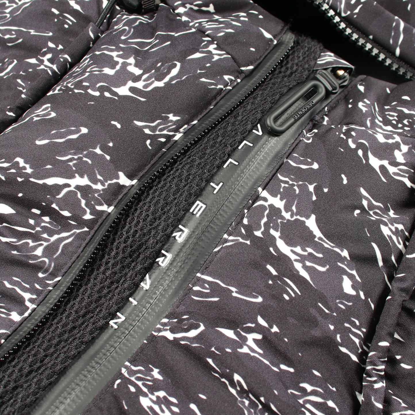 DESCENTE ALLTERRAIN/水沢ダウン × atmos MOUNTAINEER ダウンジャケット カモフラージュ ナイロン ブラック フード付き デサント オルテライン/ミズサワダウン アウター DESCENTE ALLTERRAIN/水沢ダウン