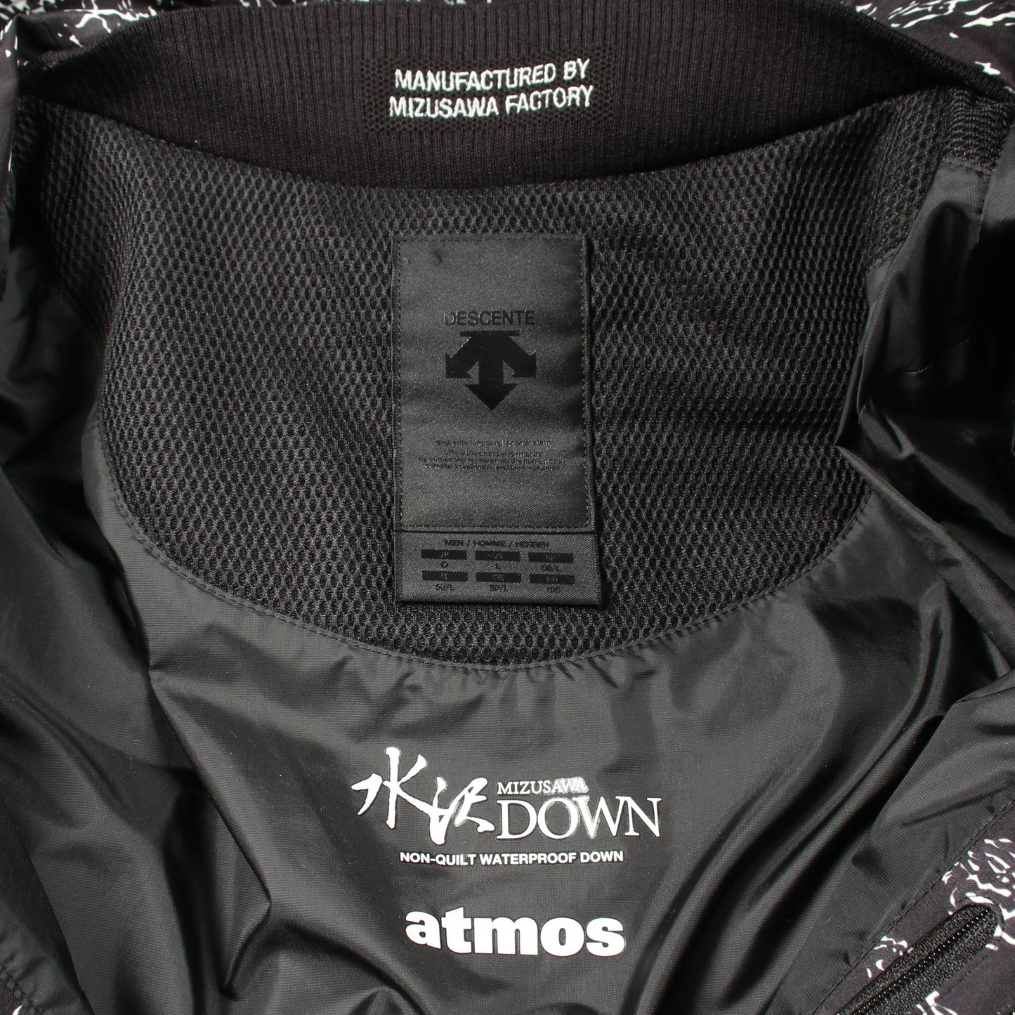 DESCENTE ALLTERRAIN/水沢ダウン × atmos MOUNTAINEER ダウンジャケット カモフラージュ ナイロン ブラック フード付き デサント オルテライン/ミズサワダウン アウター DESCENTE ALLTERRAIN/水沢ダウン