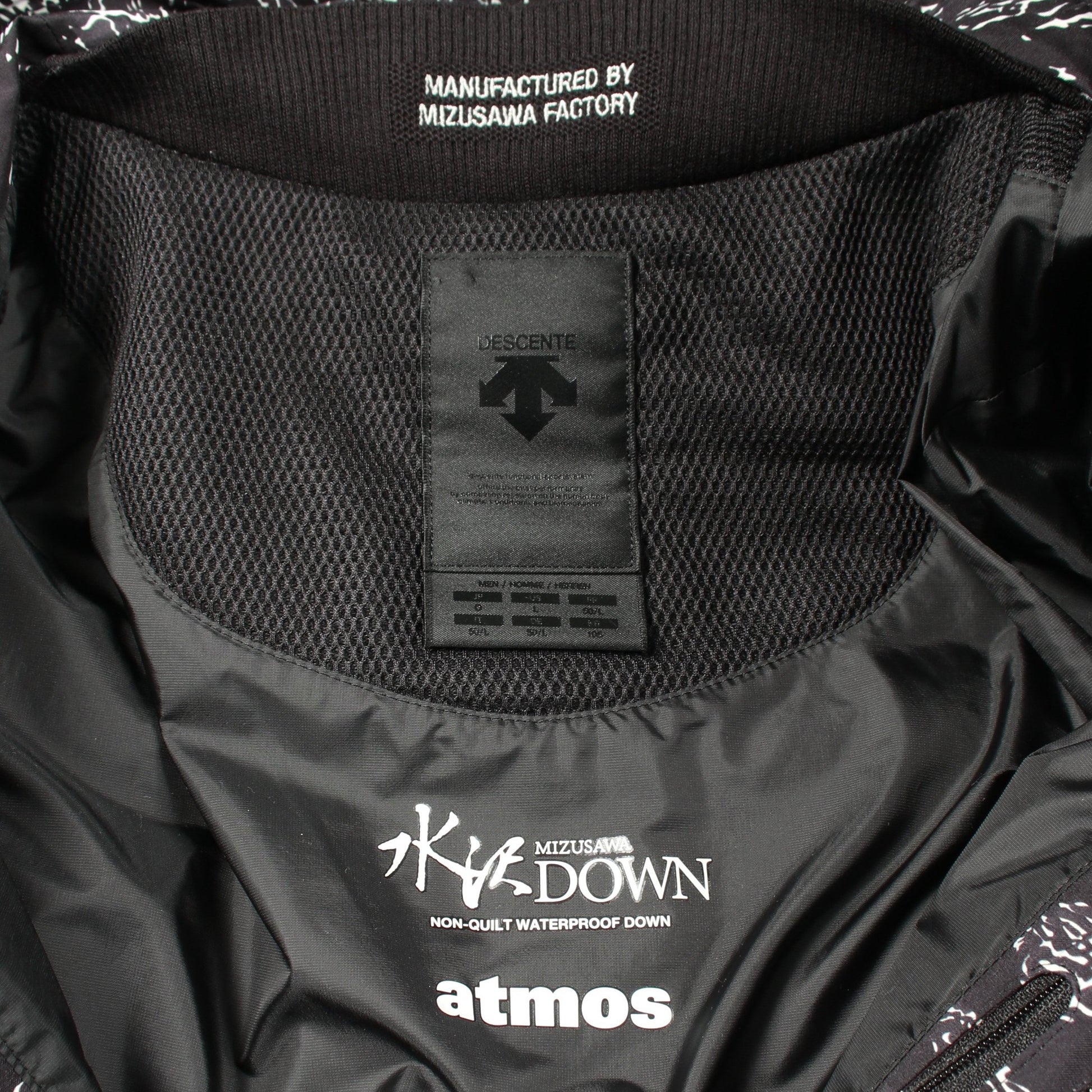 DESCENTE ALLTERRAIN/水沢ダウン × atmos MOUNTAINEER ダウンジャケット カモフラージュ ナイロン ブラック フード付き デサント オルテライン/ミズサワダウン アウター DESCENTE ALLTERRAIN/水沢ダウン