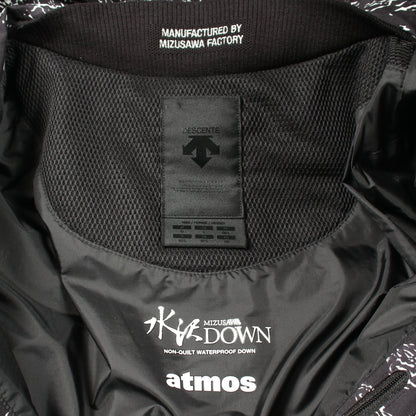 DESCENTE ALLTERRAIN/水沢ダウン × atmos MOUNTAINEER ダウンジャケット カモフラージュ ナイロン ブラック フード付き デサント オルテライン/ミズサワダウン アウター DESCENTE ALLTERRAIN/水沢ダウン