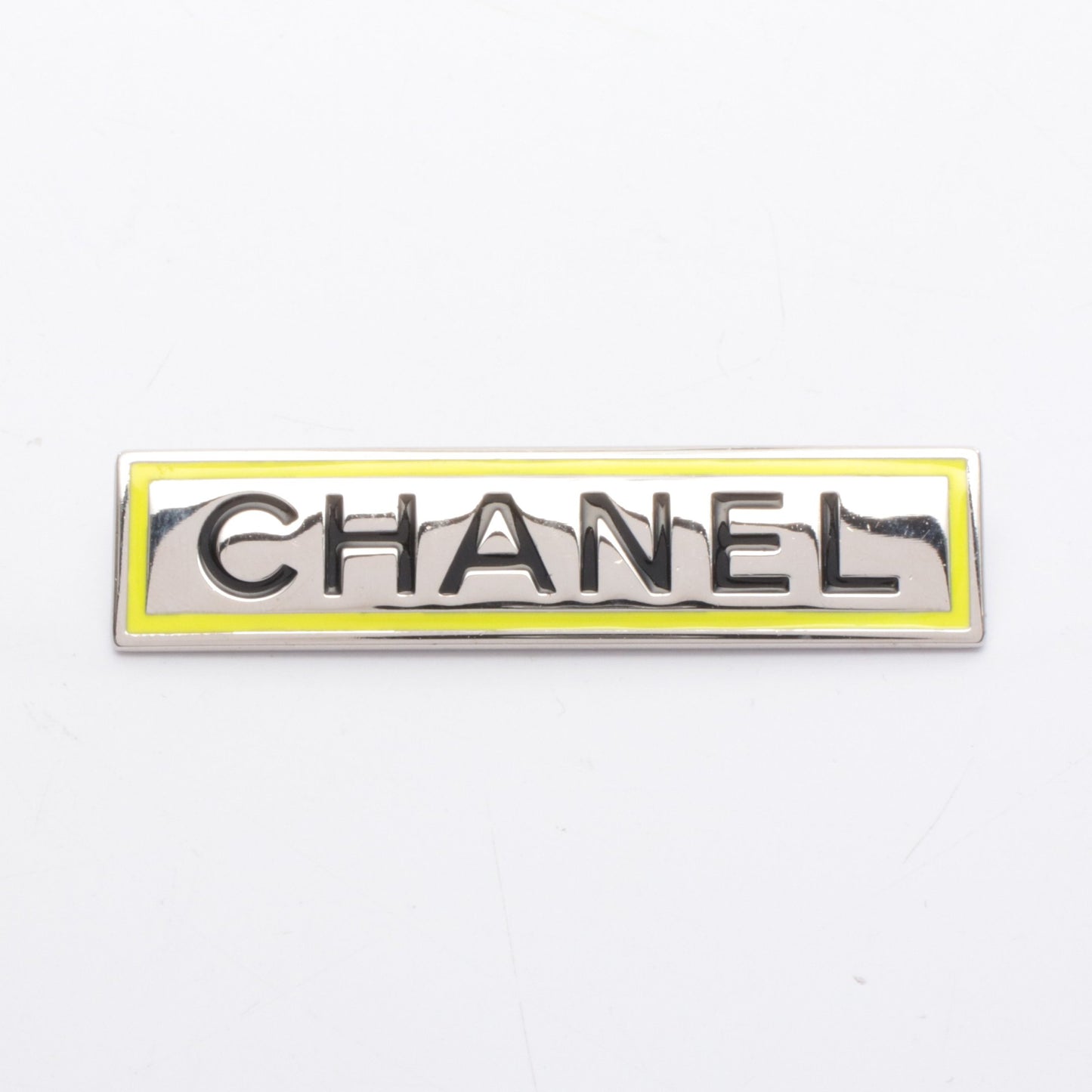 ロゴプレート ブローチ シルバー イエロー B21B シャネル アクセサリー CHANEL