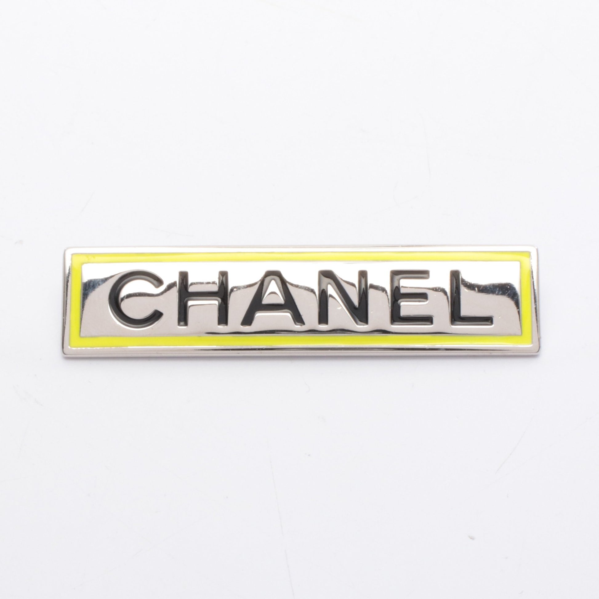 ロゴプレート ブローチ シルバー イエロー B21B シャネル アクセサリー CHANEL