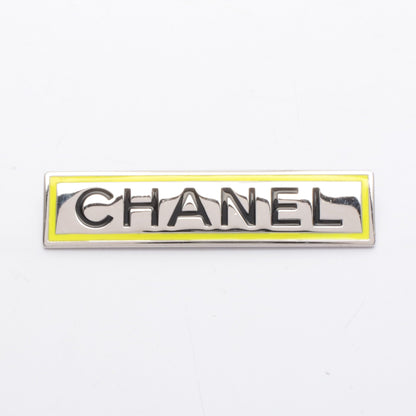 ロゴプレート ブローチ シルバー イエロー B21B シャネル アクセサリー CHANEL