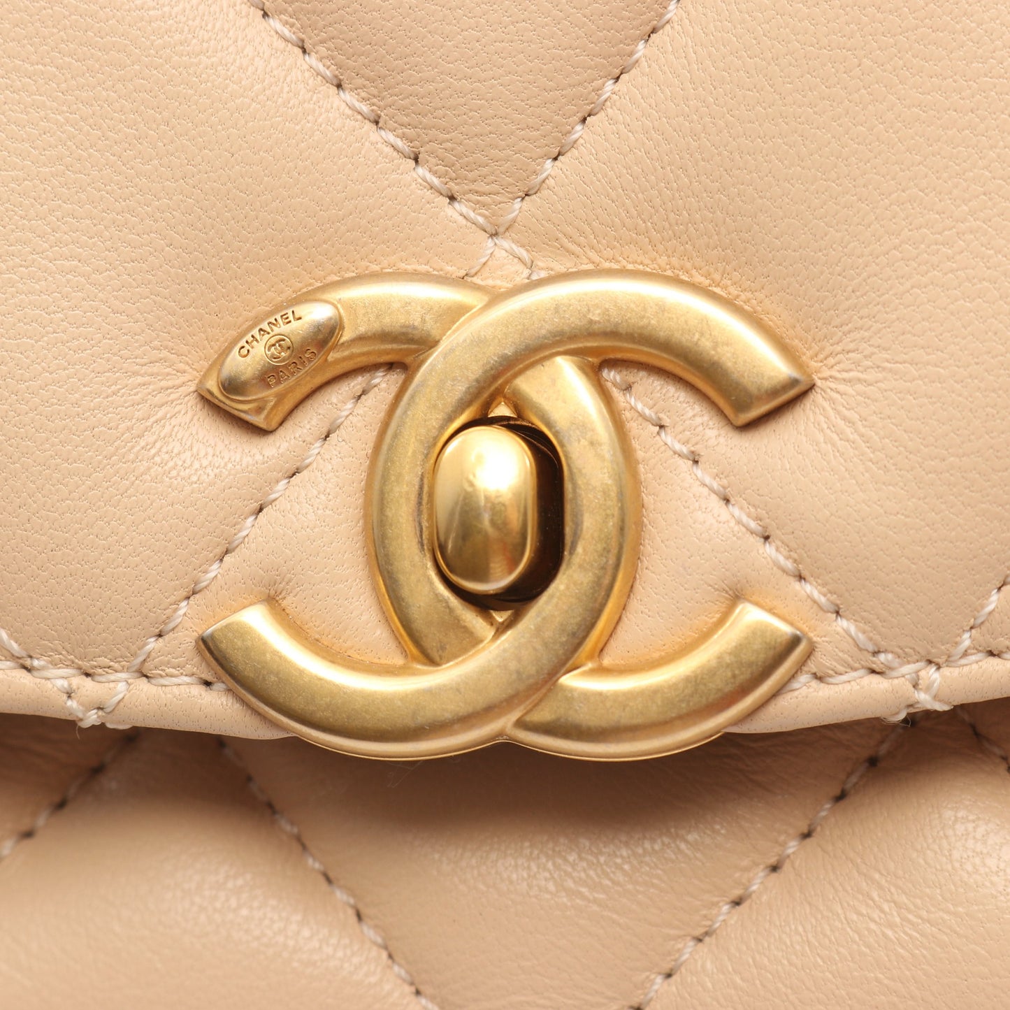 マトラッセ コインモチーフ チェーンショルダーバッグ ラムスキン ライトベージュ ゴールド金具 シャネル バッグ CHANEL