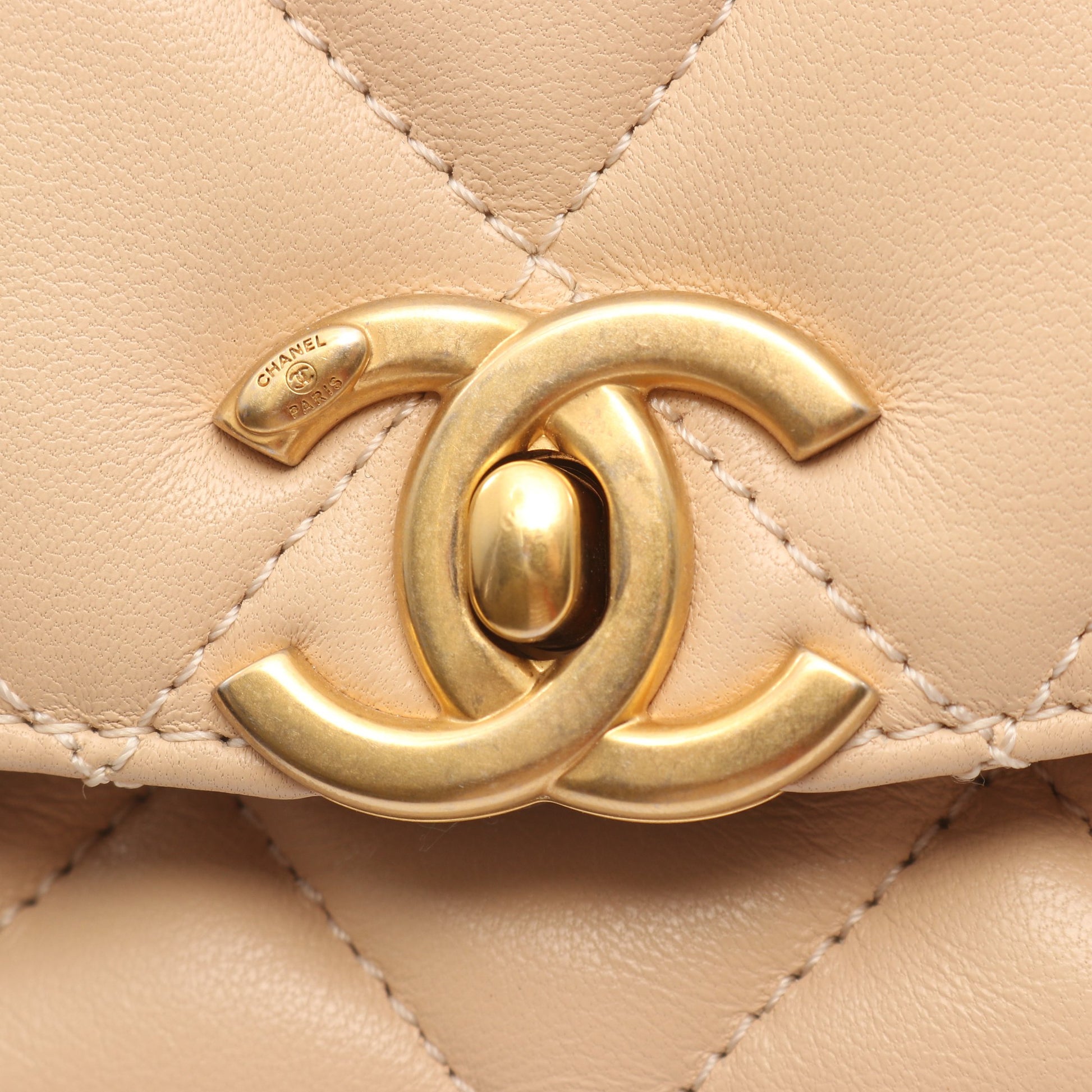 マトラッセ コインモチーフ チェーンショルダーバッグ ラムスキン ライトベージュ ゴールド金具 シャネル バッグ CHANEL