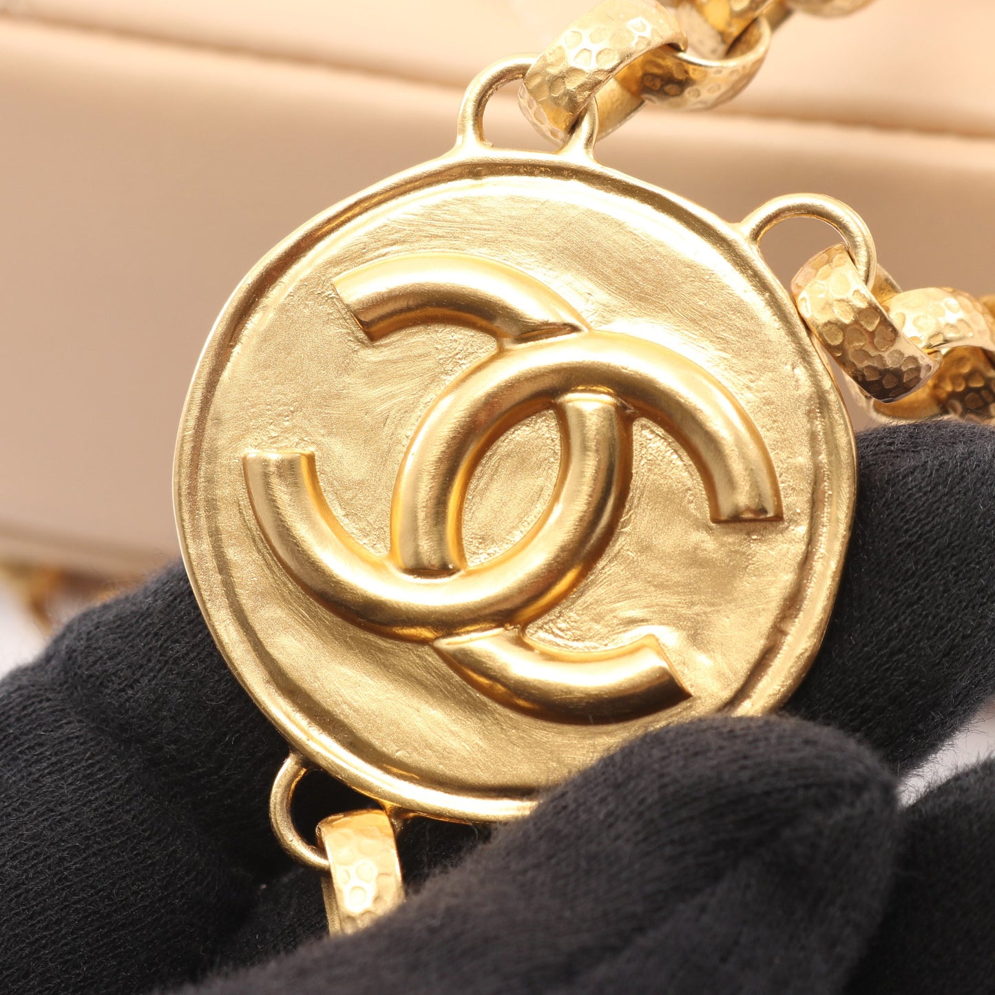 マトラッセ コインモチーフ チェーンショルダーバッグ ラムスキン ライトベージュ ゴールド金具 シャネル バッグ CHANEL