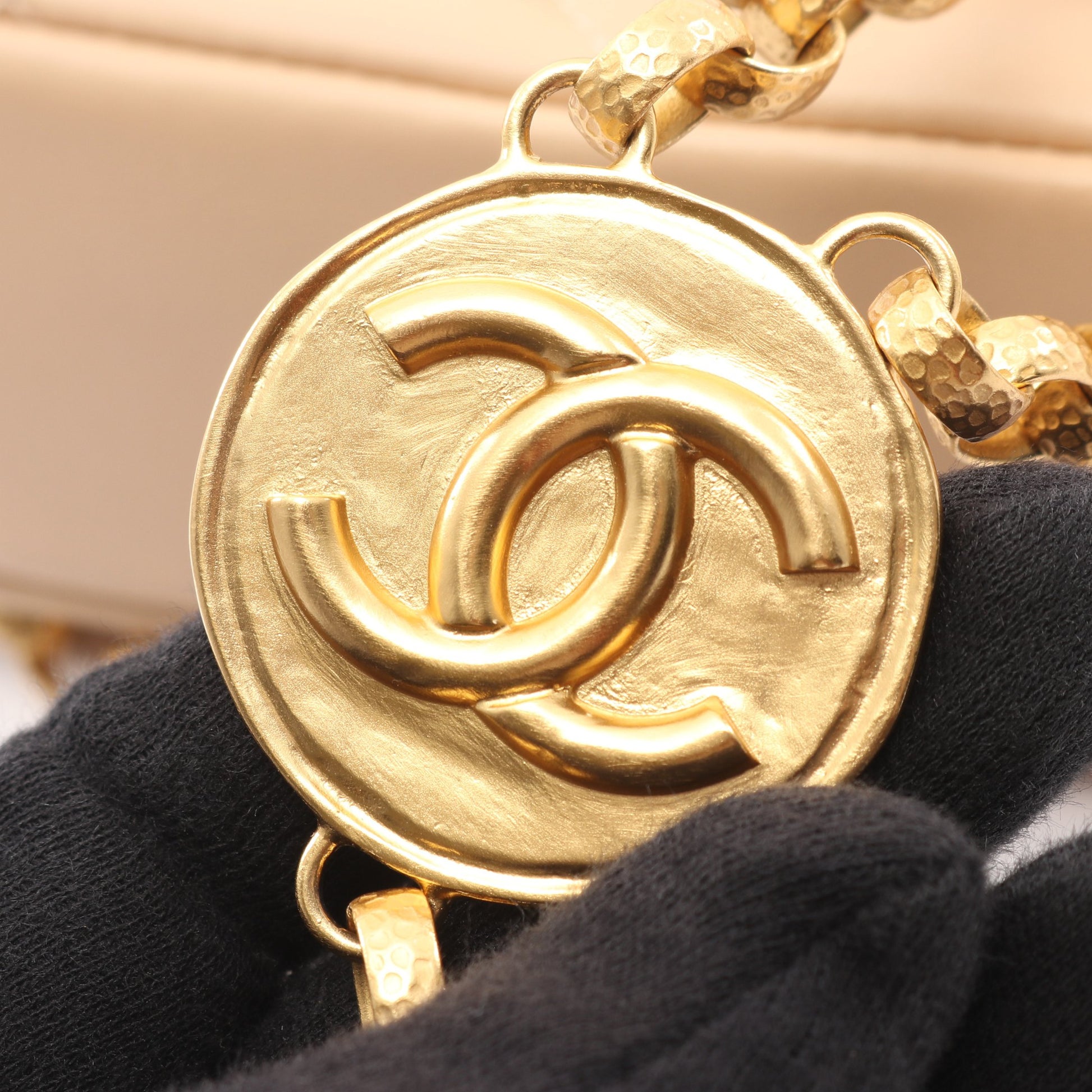 マトラッセ コインモチーフ チェーンショルダーバッグ ラムスキン ライトベージュ ゴールド金具 シャネル バッグ CHANEL