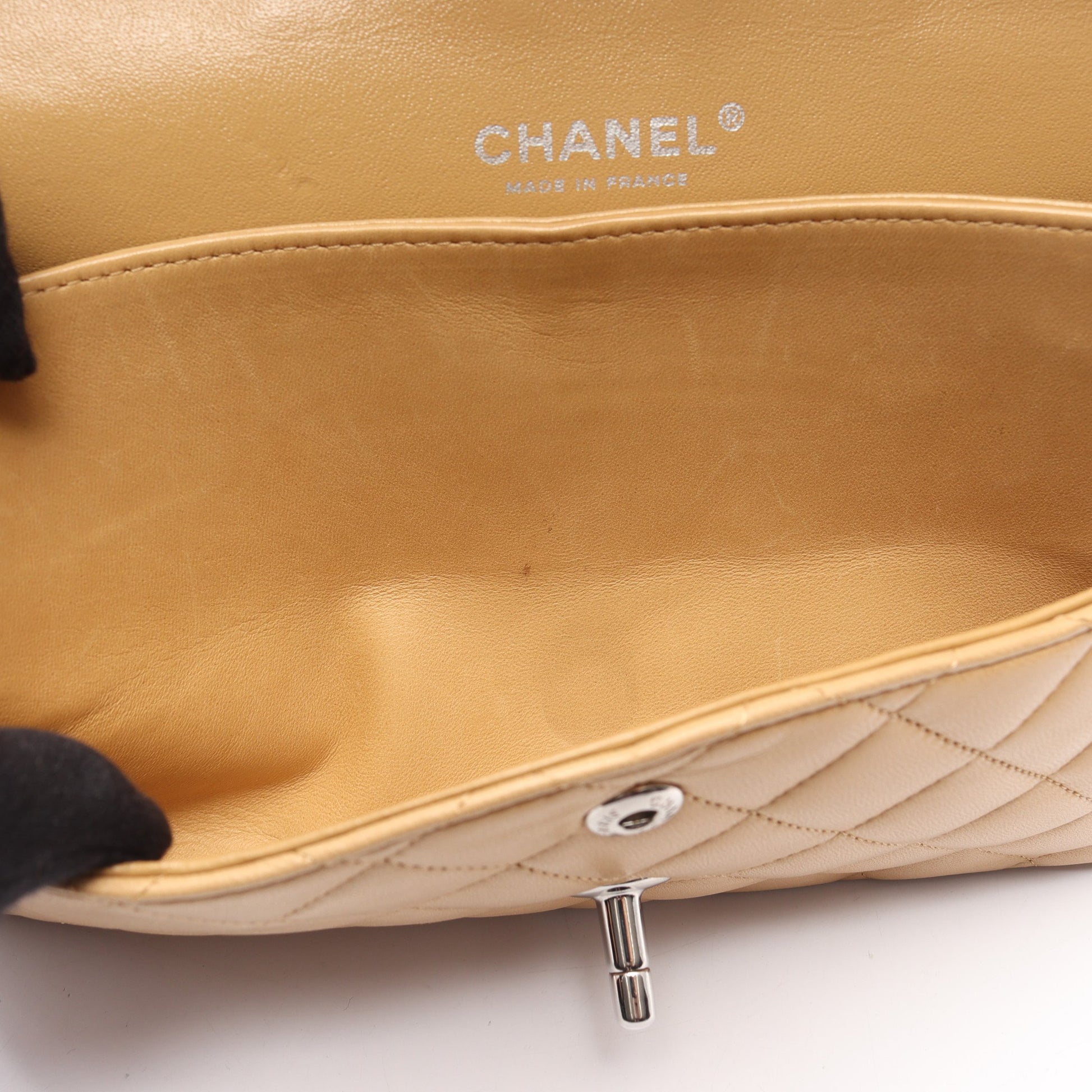 マトラッセ Wフラップ Wチェーンショルダーバッグ ラムスキン ベージュ ゴールド金具 シャネル バッグ CHANEL