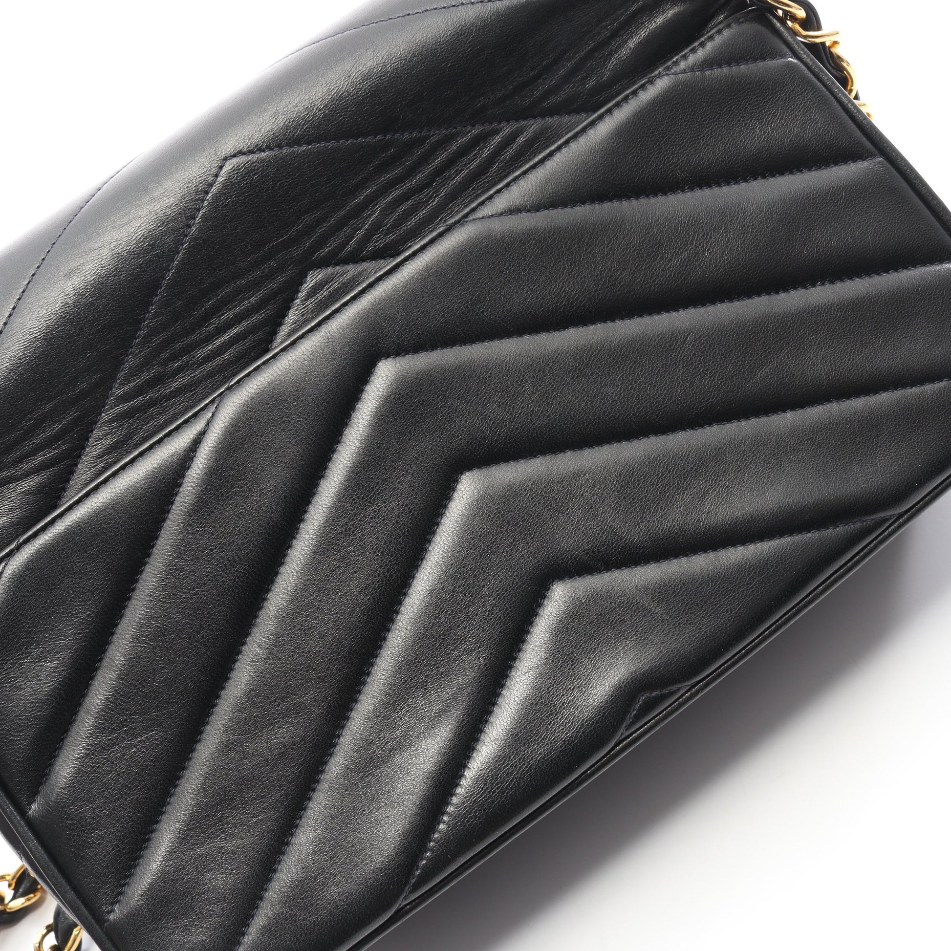 Vステッチ チェーンショルダーバッグ ラムスキン ブラック ゴールド金具 シャネル バッグ CHANEL