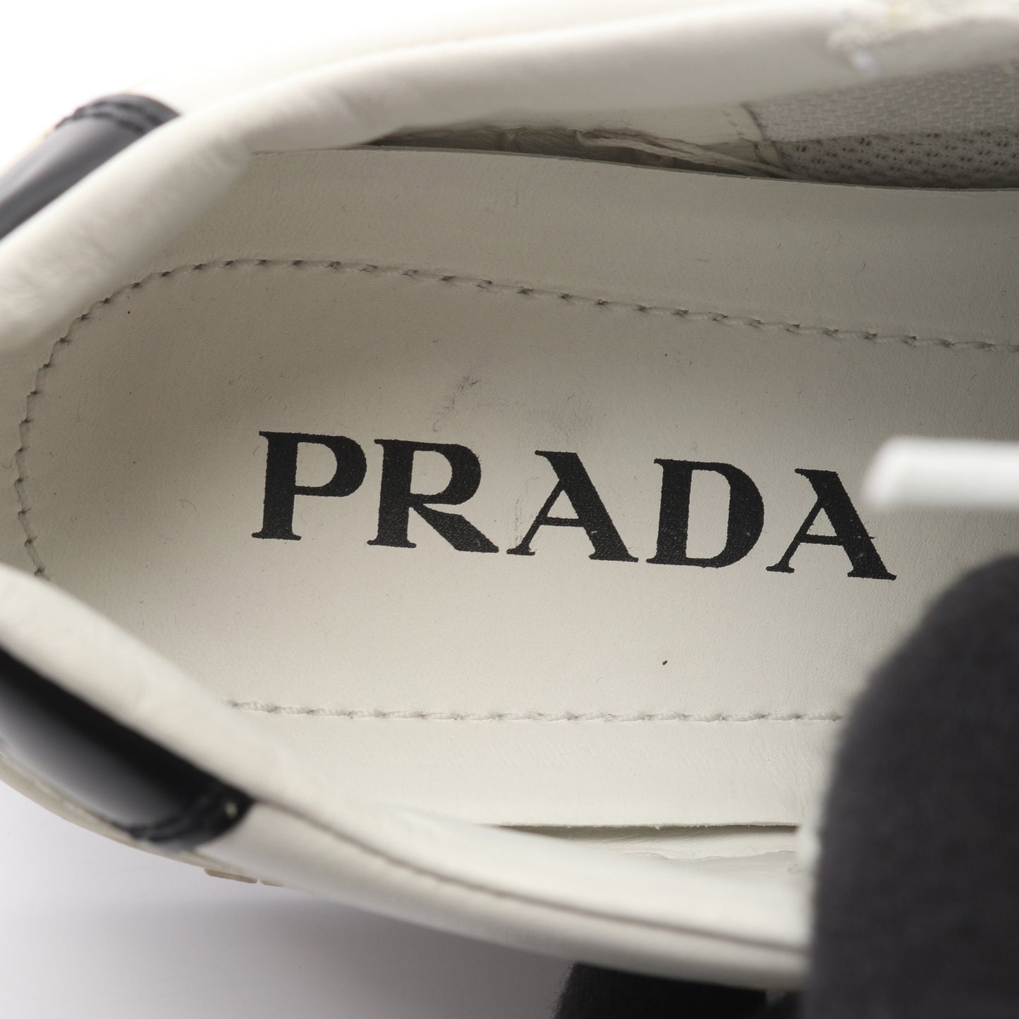 ダウンタウン スニーカー レザー ホワイト 三角プレート プラダ シューズ PRADA