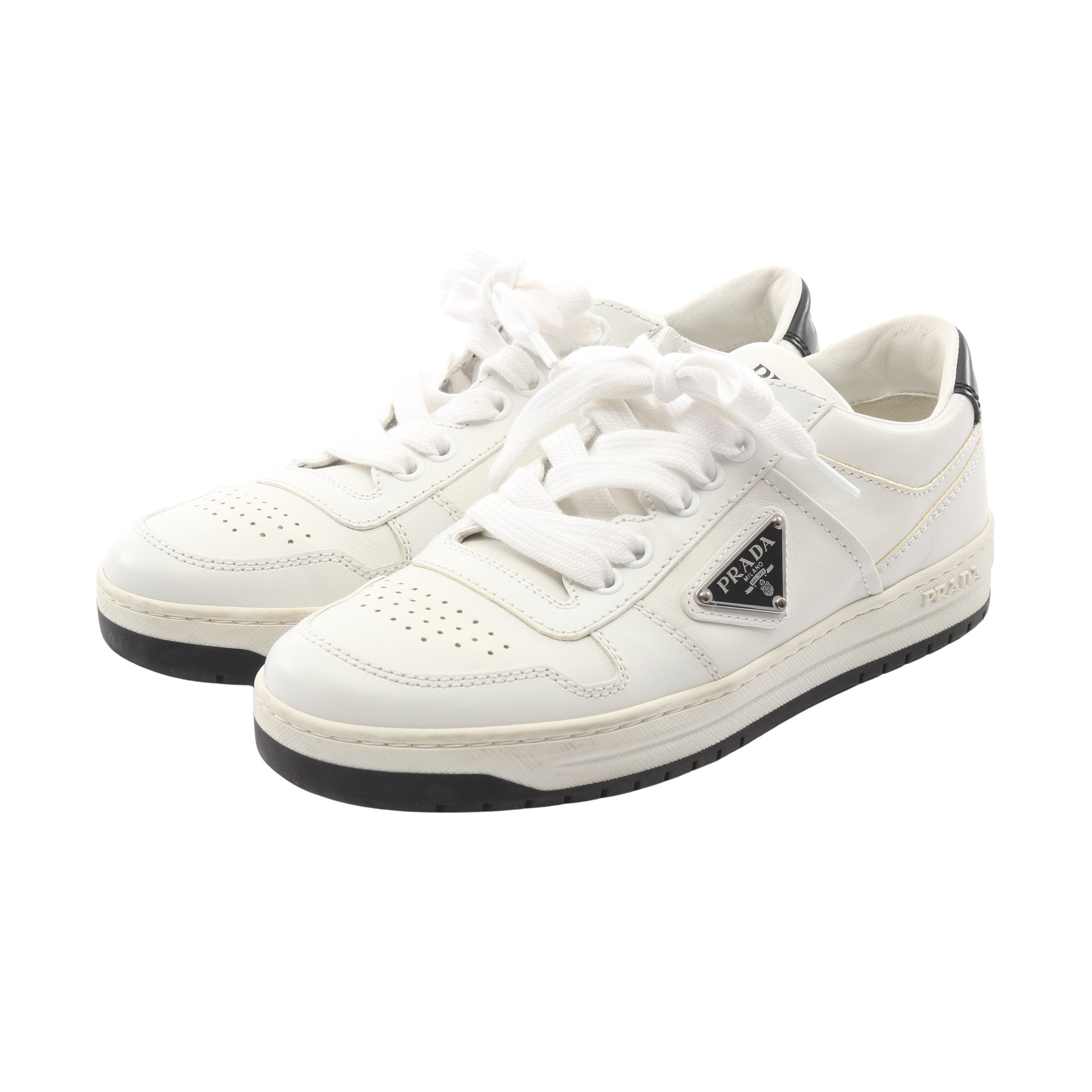 ダウンタウン スニーカー レザー ホワイト 三角プレート プラダ – RECLO