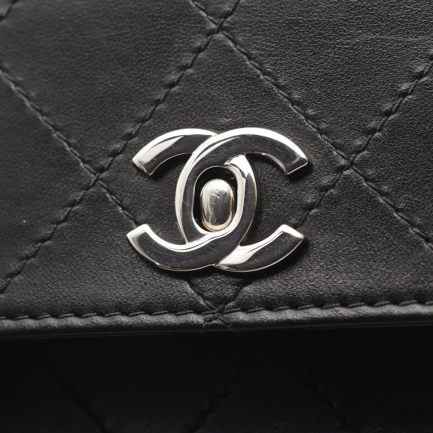 マトラッセ ショルダーバッグ ターンロック ラムスキン ブラック シルバー金具 シャネル バッグ CHANEL