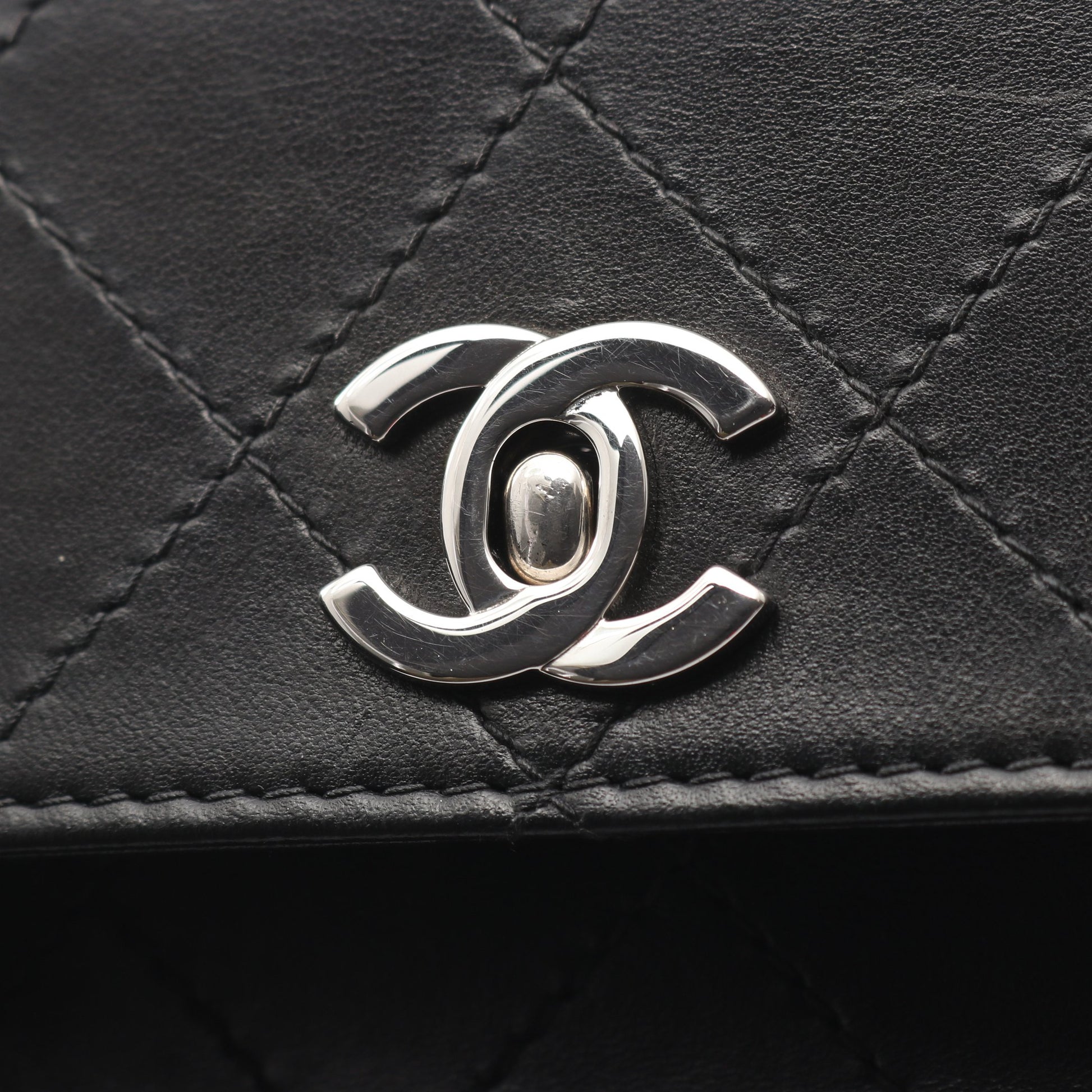 マトラッセ ショルダーバッグ ターンロック ラムスキン ブラック シルバー金具 シャネル バッグ CHANEL