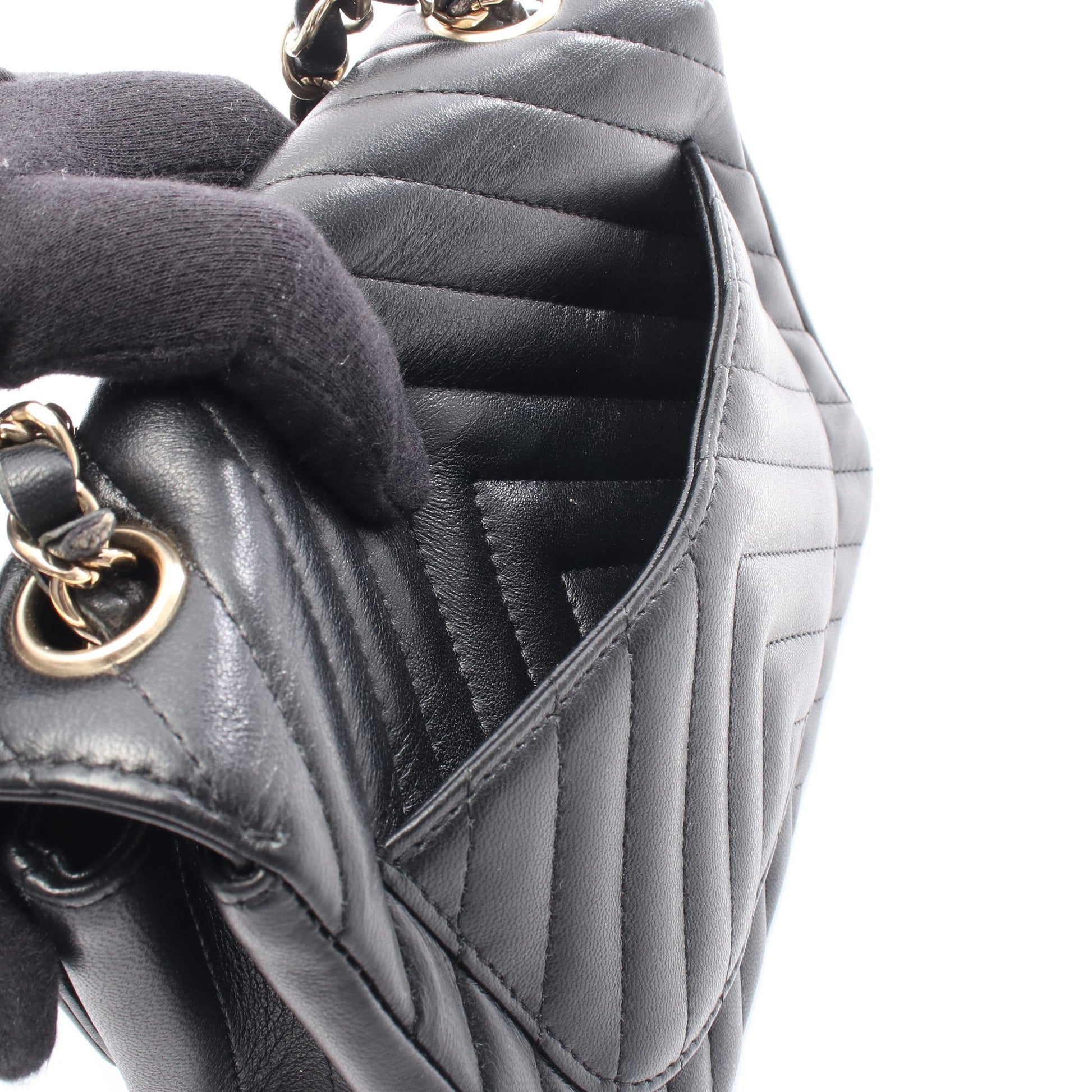 シェブロン Vステッチ ミニ チェーンショルダーバッグ ラムスキン ブラック ゴールド金具 シャネル バッグ CHANEL