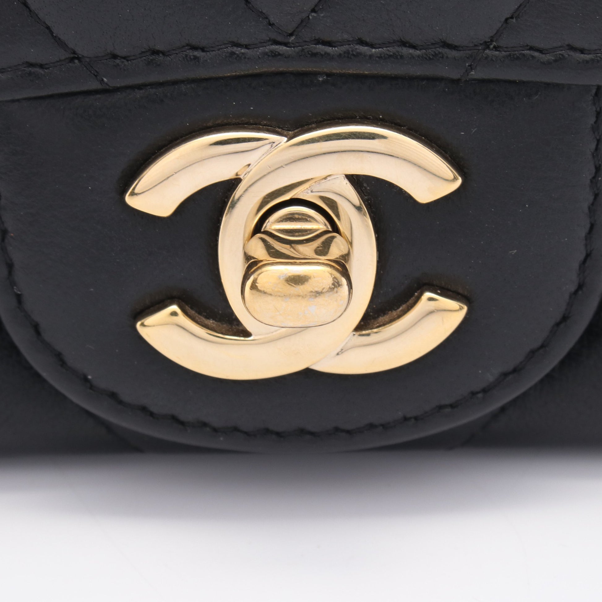 シェブロン Vステッチ ミニ チェーンショルダーバッグ ラムスキン ブラック ゴールド金具 シャネル バッグ CHANEL
