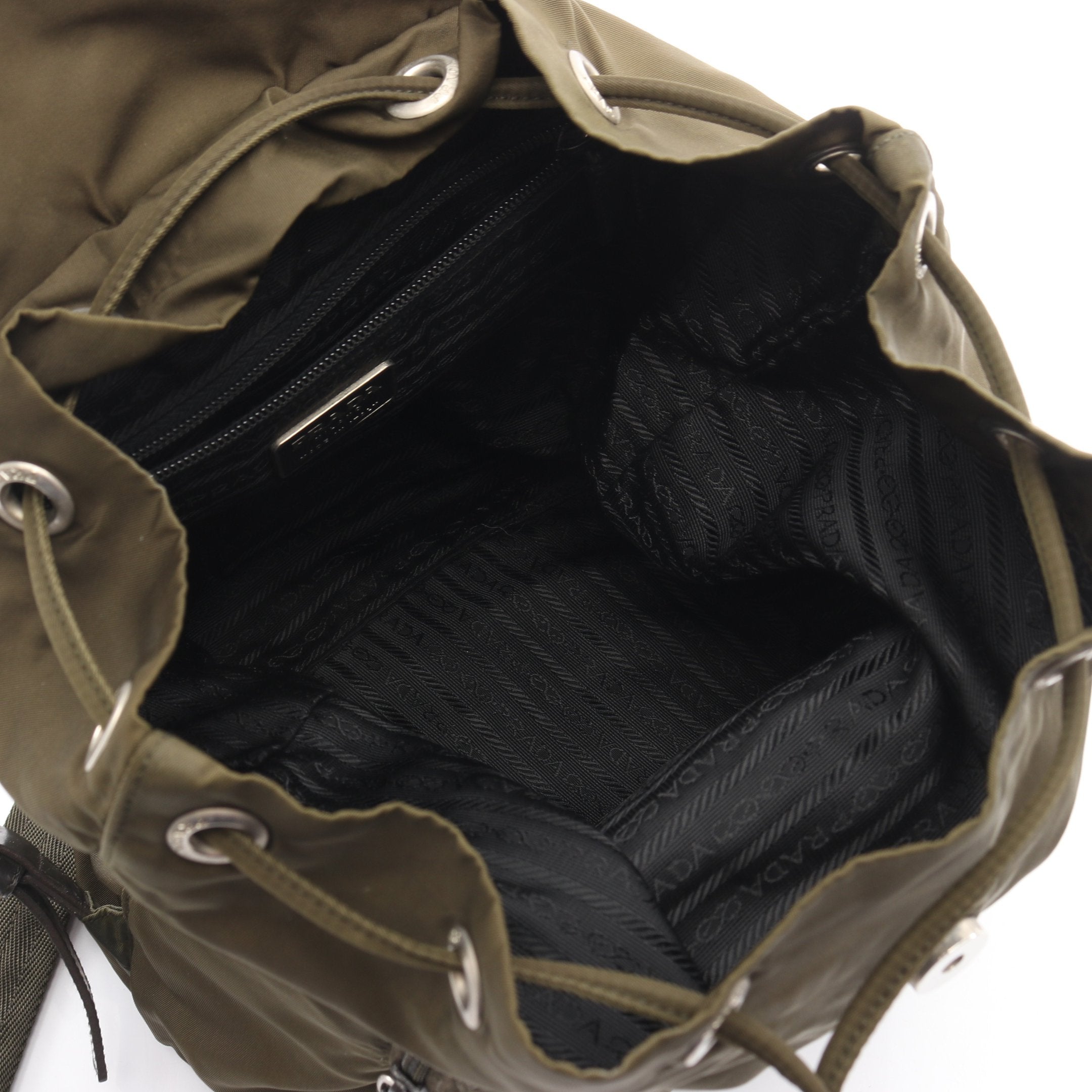 バックパック リュックサック ナイロン カーキグリーン 三角プレート