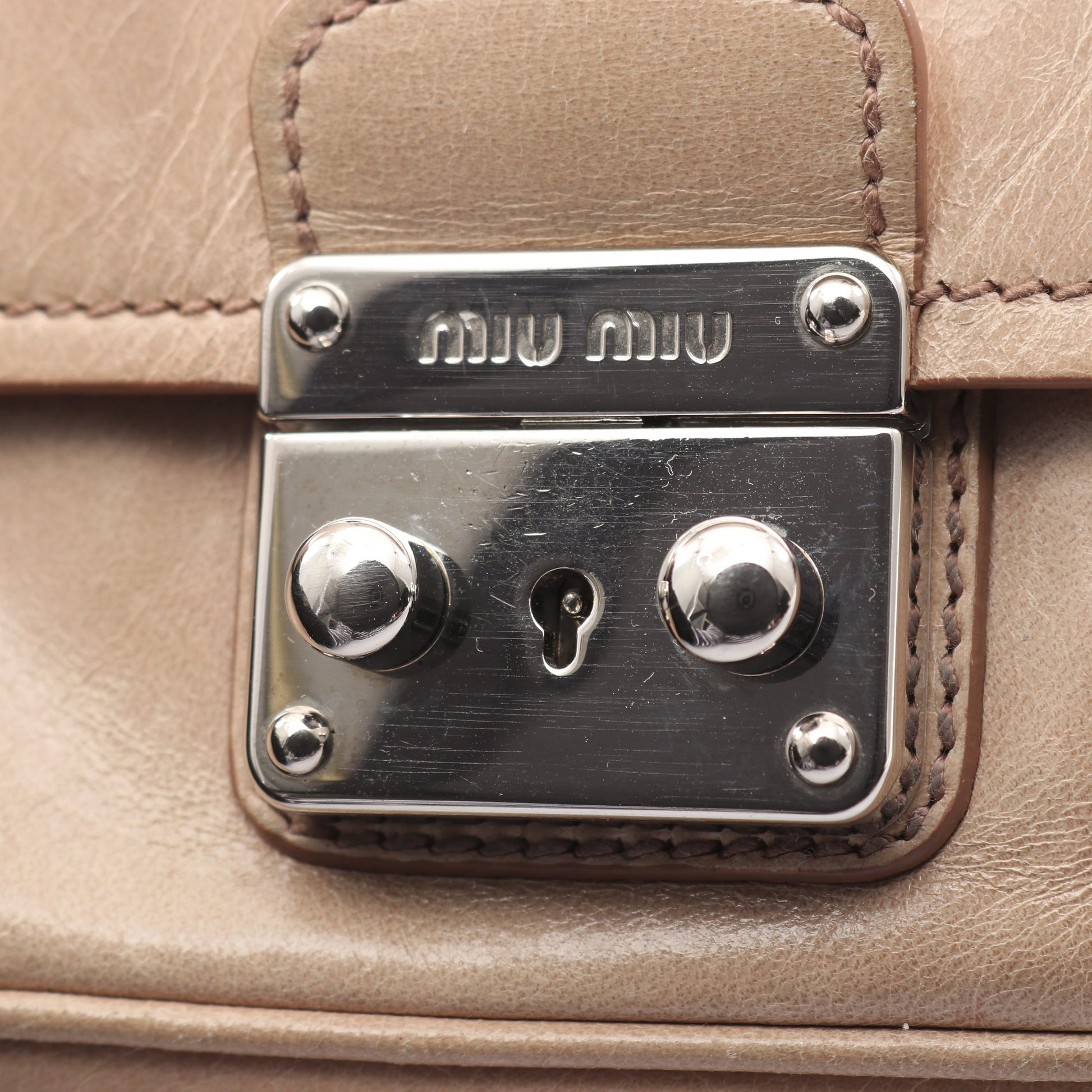 VITELLO SHINE ショルダーバッグ レザー ベージュ ミュウミュウ バッグ miu miu