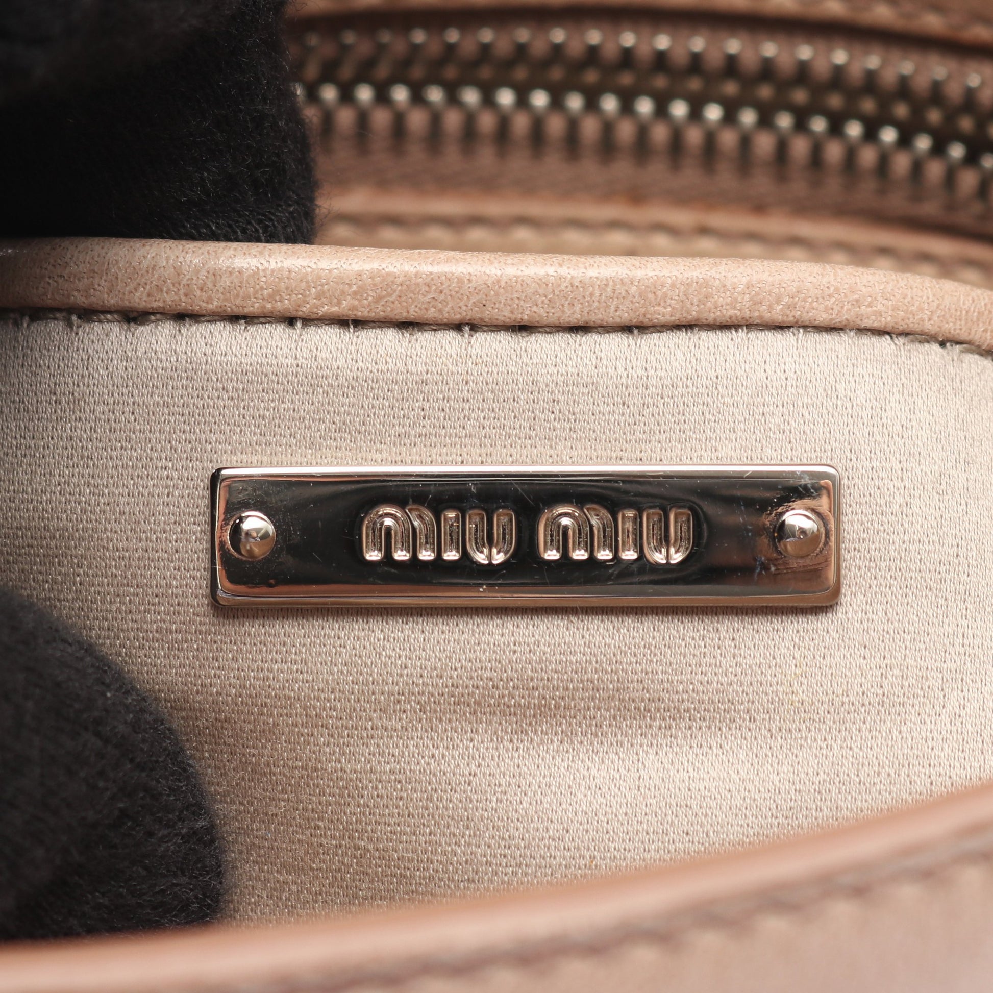 VITELLO SHINE ショルダーバッグ レザー ベージュ ミュウミュウ バッグ miu miu