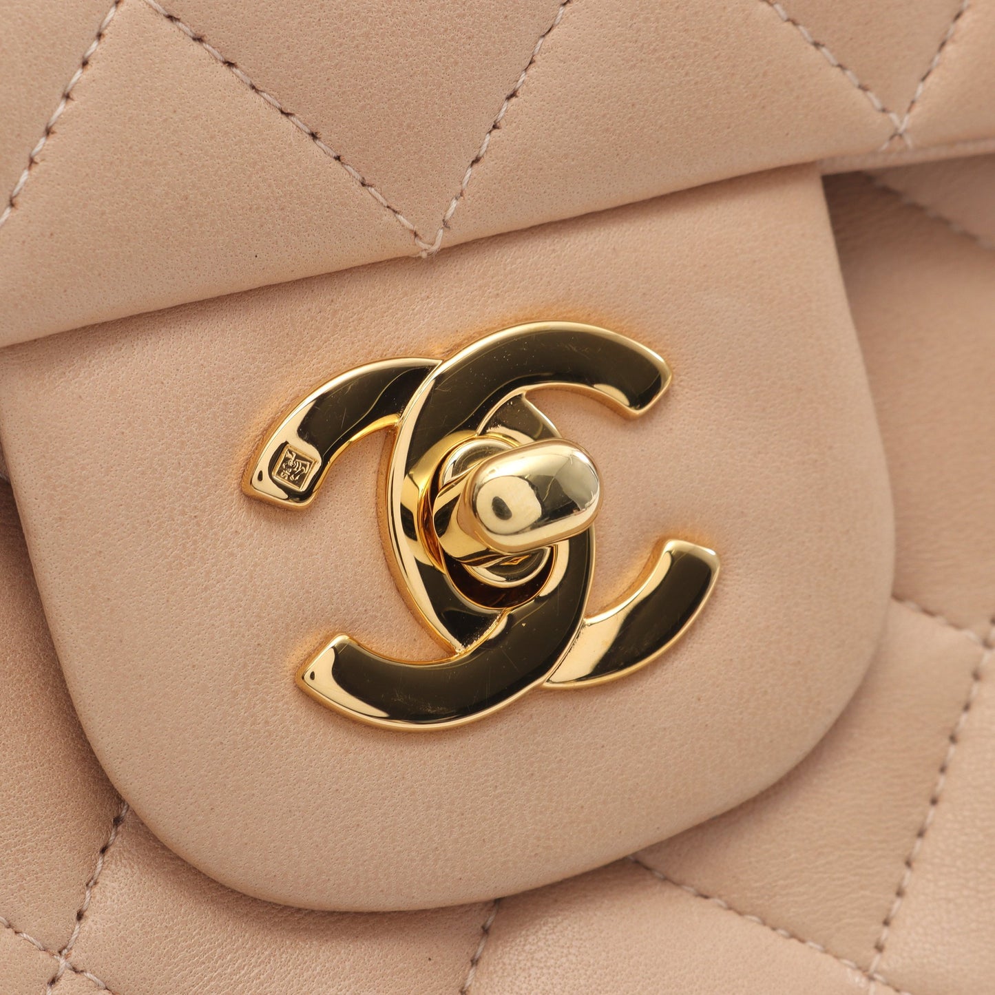 マトラッセ Wフラップ Wチェーンショルダーバッグ ラムスキン ベージュ ゴールド金具 シャネル バッグ CHANEL