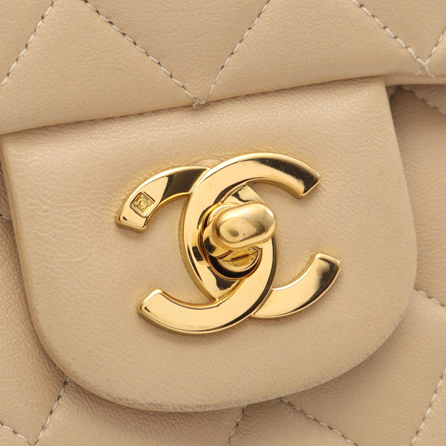 マトラッセ Wフラップ Wチェーンショルダーバッグ ラムスキン ベージュ ゴールド金具 シャネル バッグ CHANEL