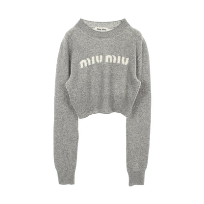 クロップド ニット クルーネック ロゴ ウール カシミヤ グレー ミュウミュウ トップス miu miu
