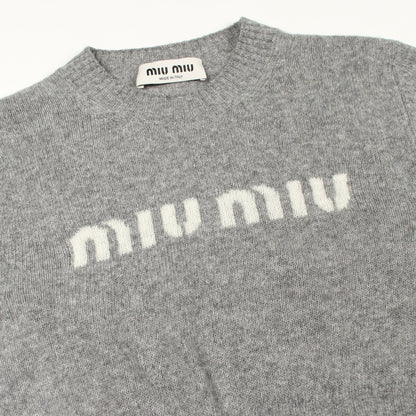 クロップド ニット クルーネック ロゴ ウール カシミヤ グレー ミュウミュウ トップス miu miu
